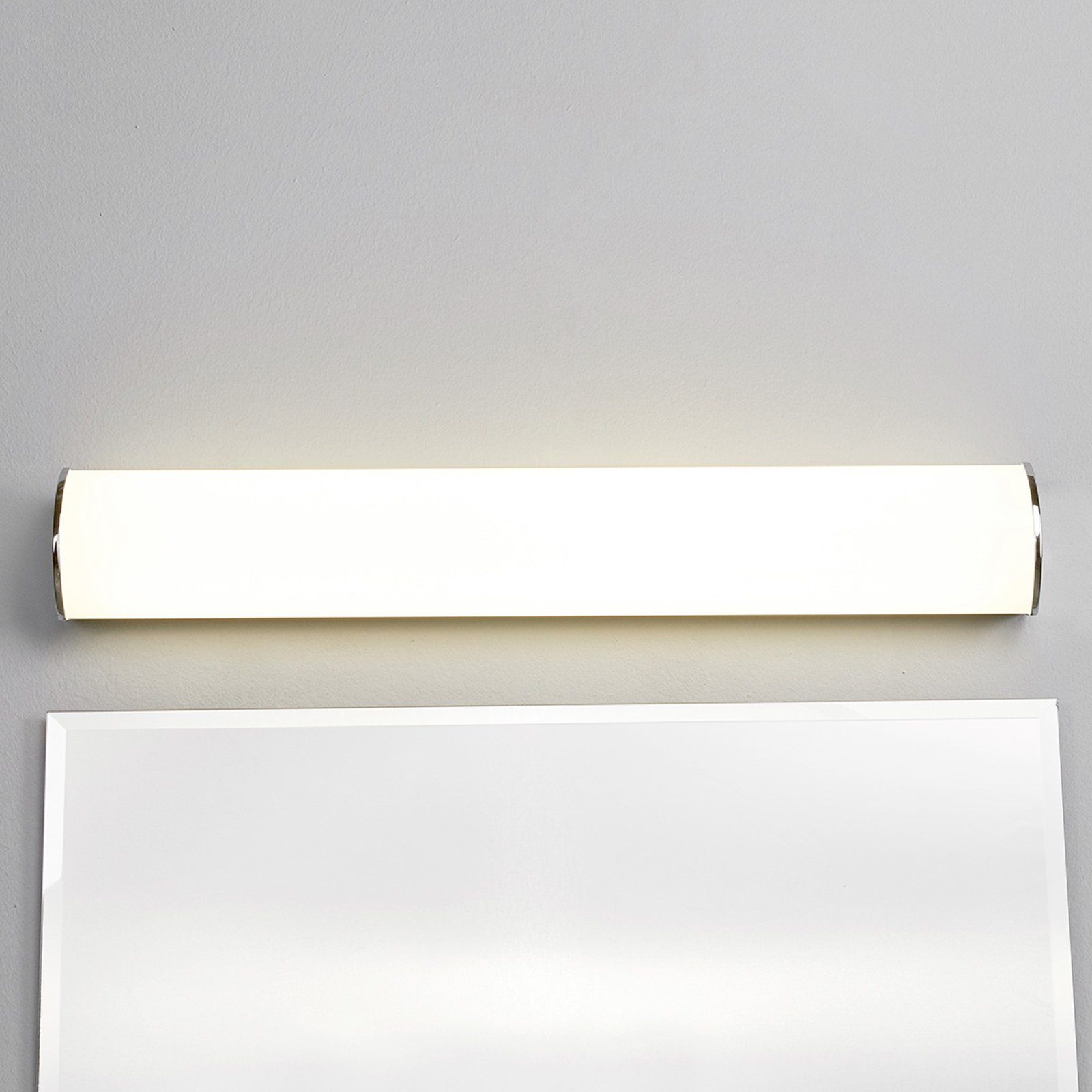 Lindby LED-Bad-Wandleuchte Elanur, weiß/chrom, 58 cm, IP44
