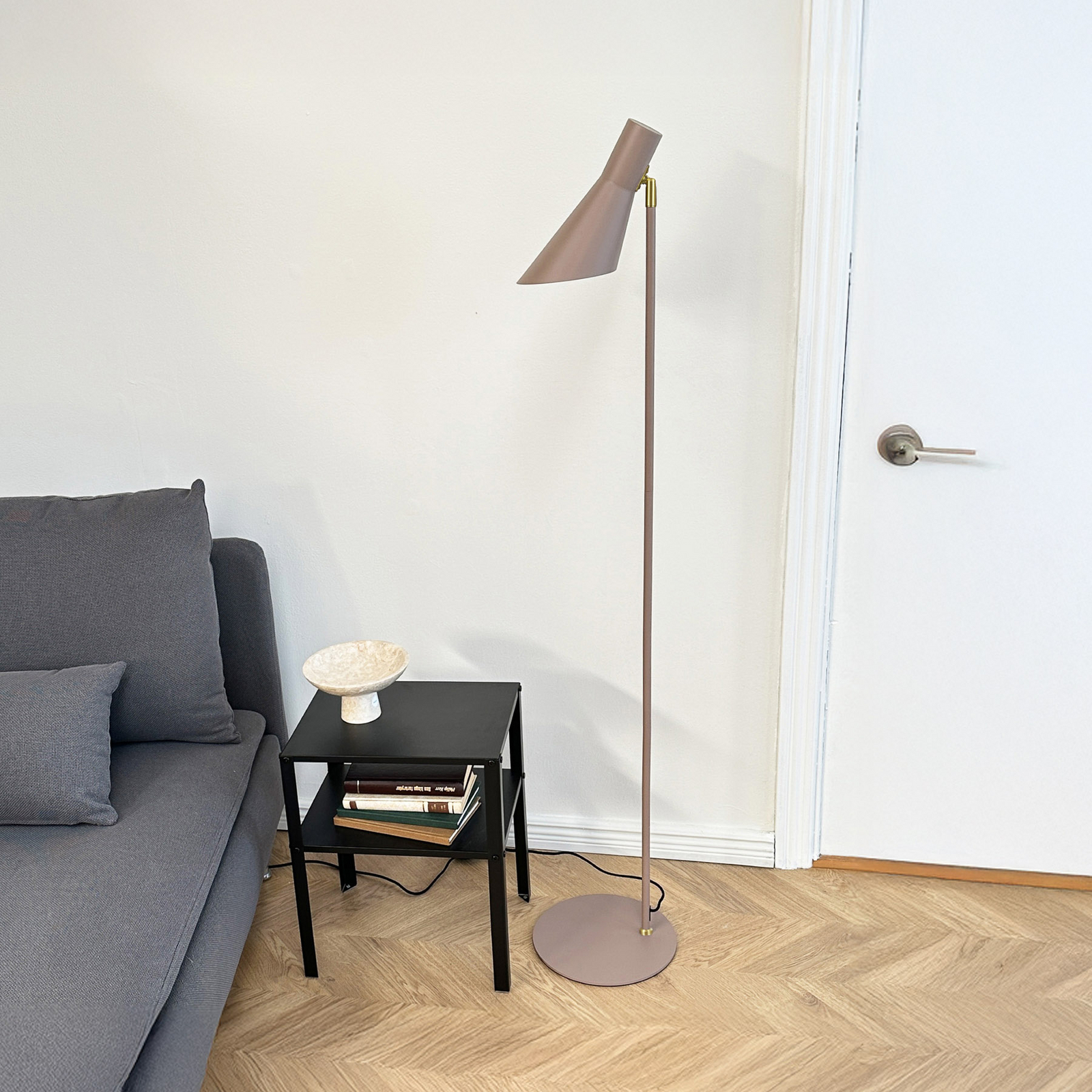 DL12 golvlampa, beige/mässing, 139 cm, metall - Dyberg Larsen DL12 golvlampa, beige/mässing, 139 cm, metall - Dyberg Larsen