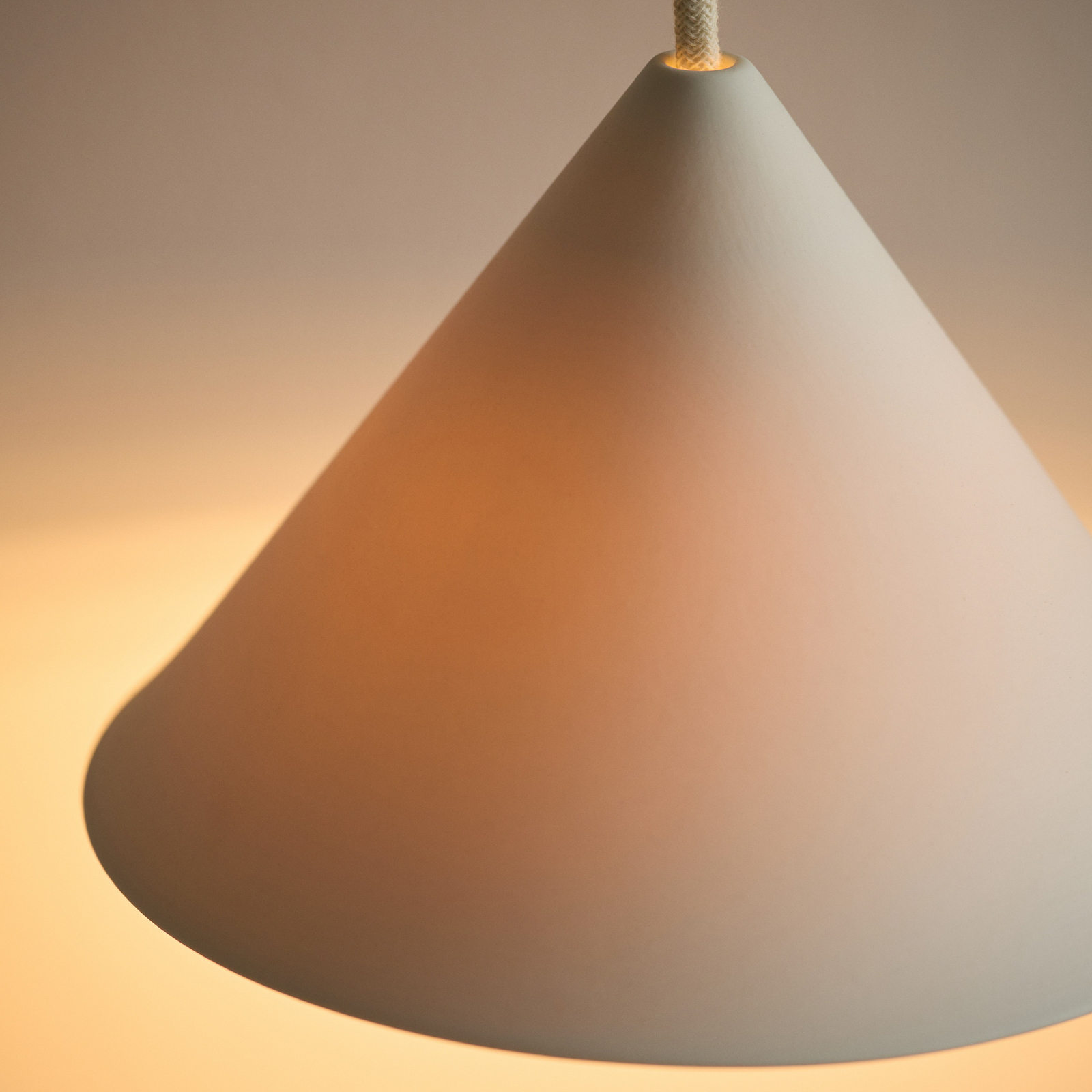 Suspension « Ceramic Cone », blanche, Ø 19 cm, porcelaine, G9 - Moebe Suspension « Ceramic Cone », blanche, Ø 19 cm, porcelaine, G9 - Moebe