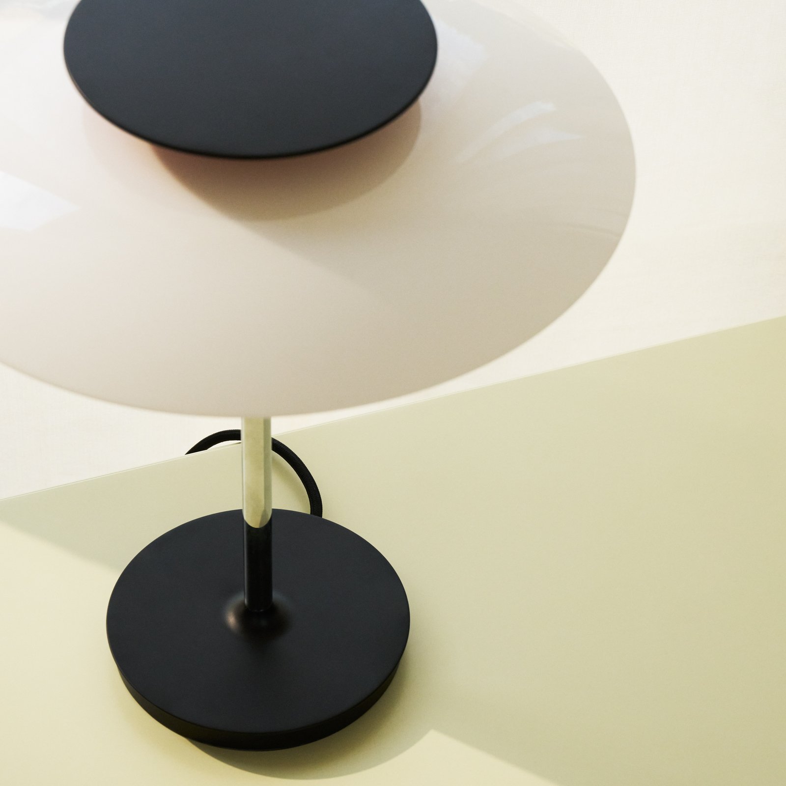 Stolní lampa PH 80, bílá/červená/chrom, Ø 32 cm – Louis Poulsen
