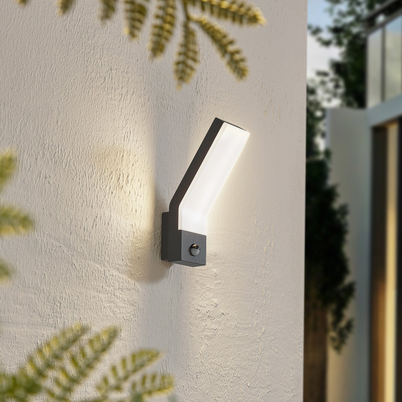 Lindby LED zunanje stensko svetilo Korvik, aluminij, temno siva, senzor