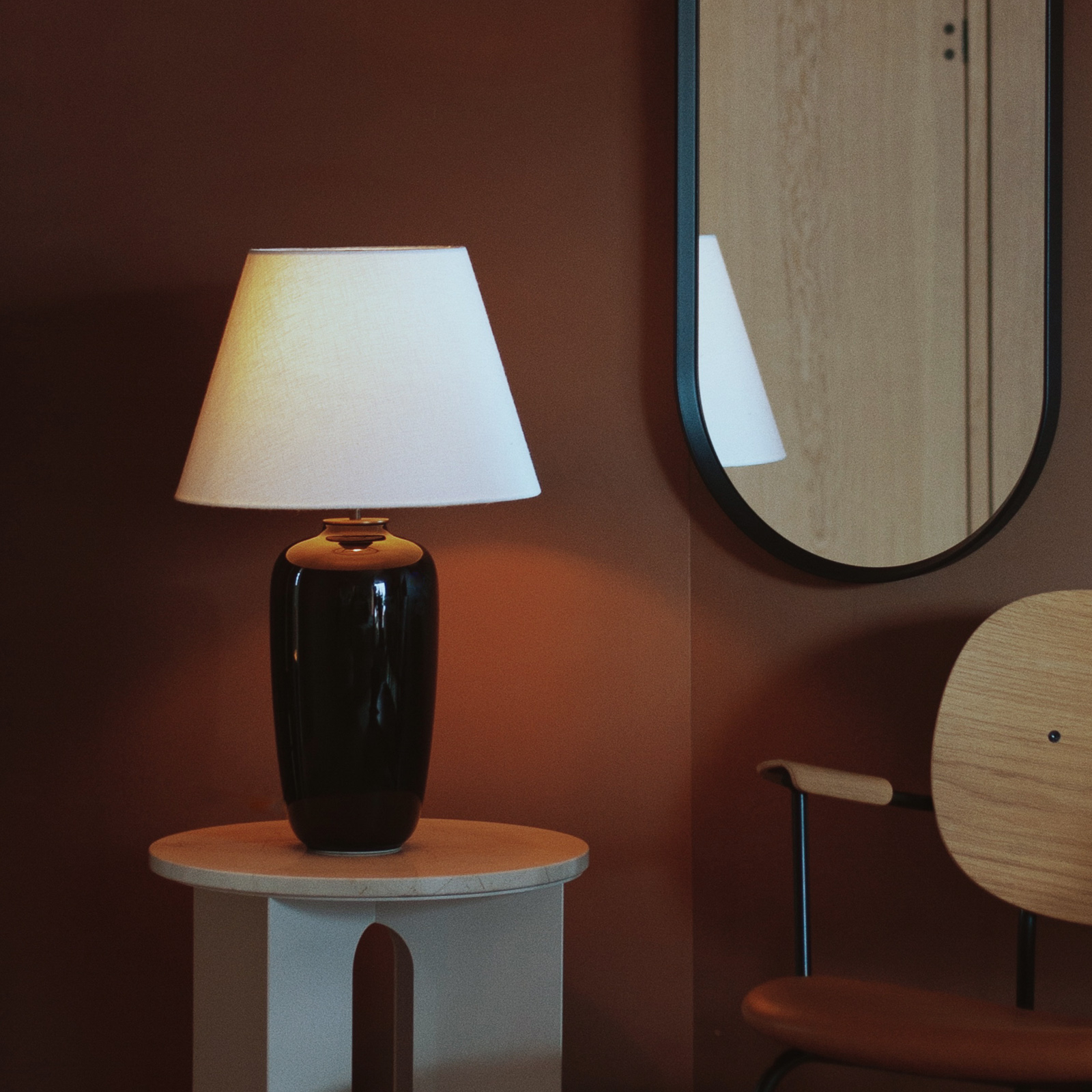 Audo Torso stolní lampa, černá/bílá, 57 cm