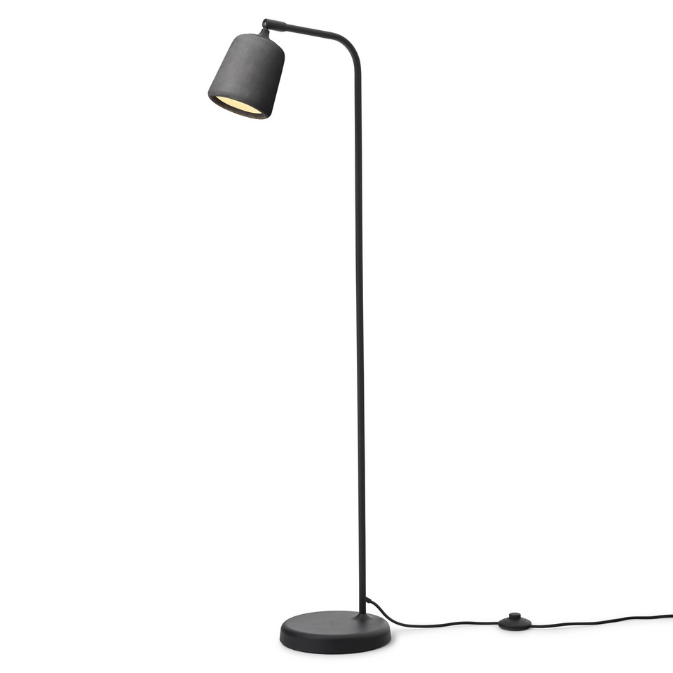 New Works Material Golvlampa Dark Grey Concrete, svart från New Works