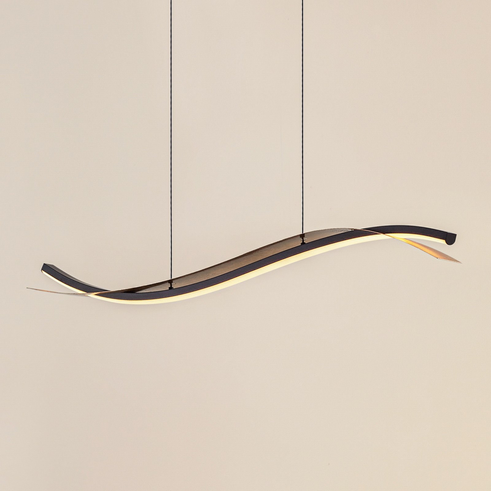 Lucande Lampă suspendată LED Alevia negru/auriu CCT - Camera de zi / sufragerie - Design - foiță de aur negru alb - Metal