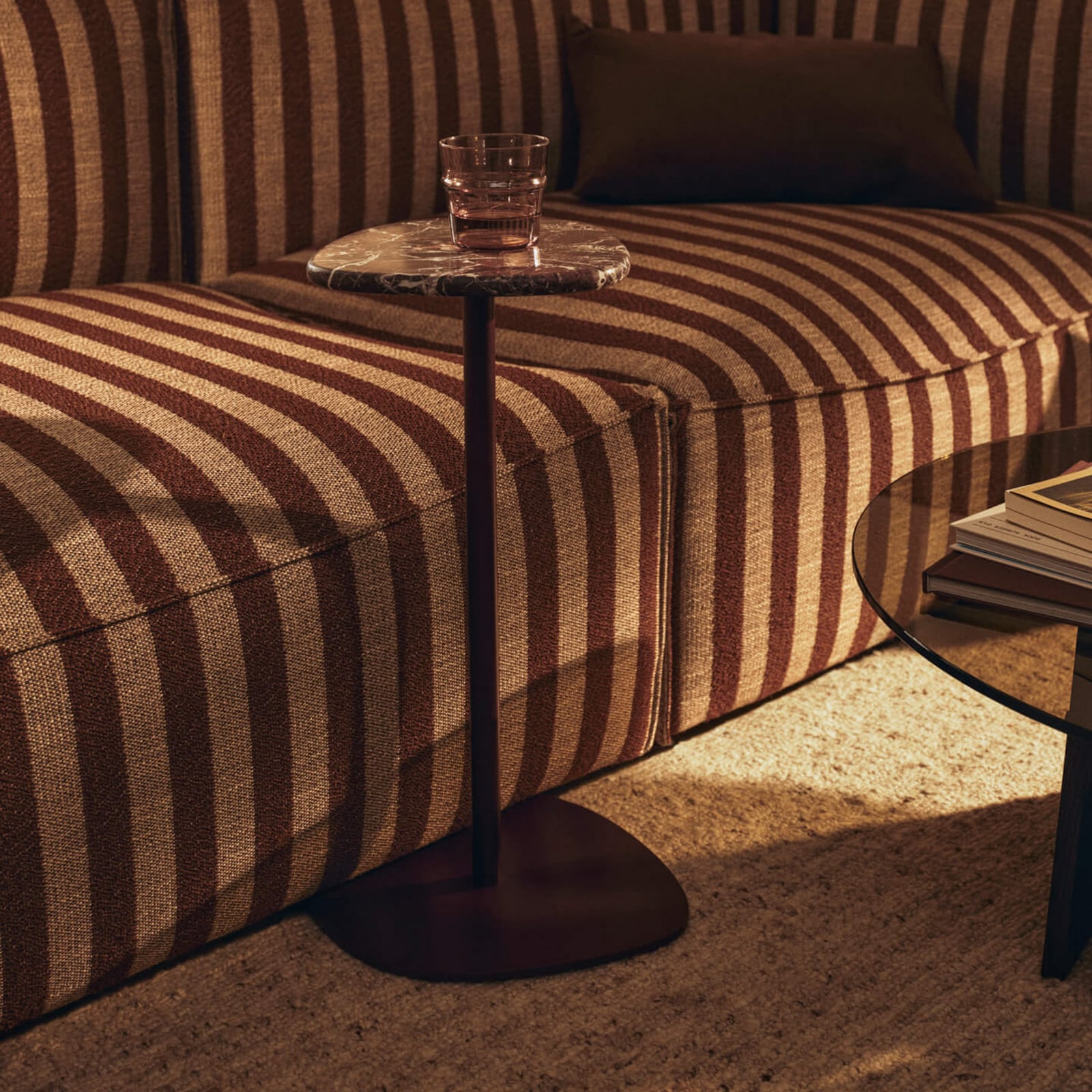 PLYO odkládací stolek fialový mramor/kov 56 cm - ferm LIVING