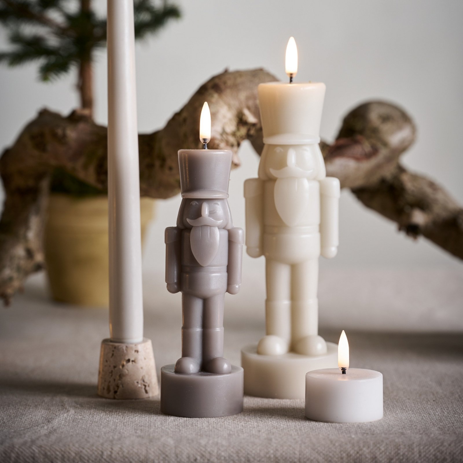 Candela LED NUTCRACKER, grigio chiaro, altezza 17 cm - Uyuni Lighting Candela LED NUTCRACKER, grigio chiaro, altezza 17 cm - Uyuni Lighting