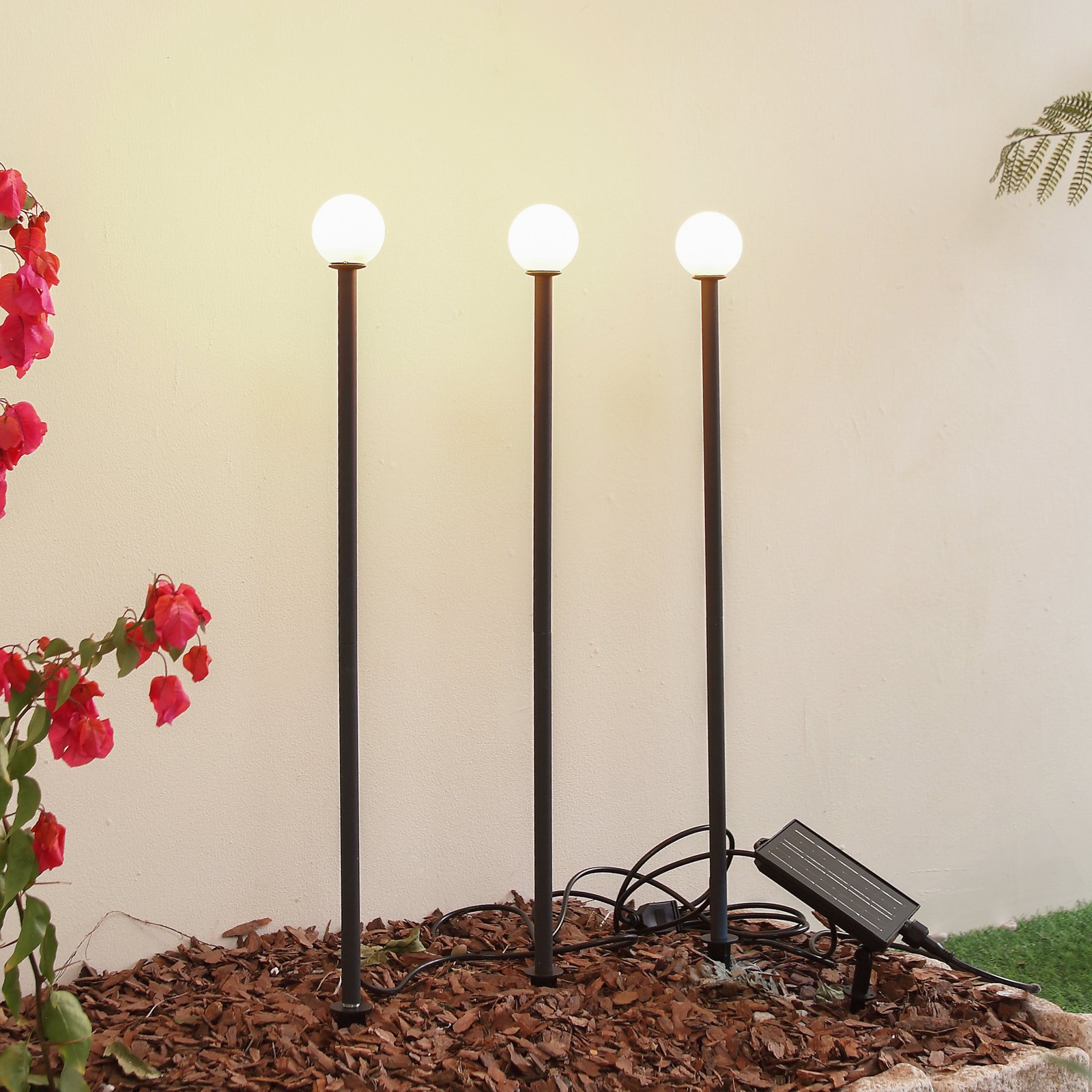 Lámpara LED solar Lindby Freydis, juego de 3, negra, 2.000 K