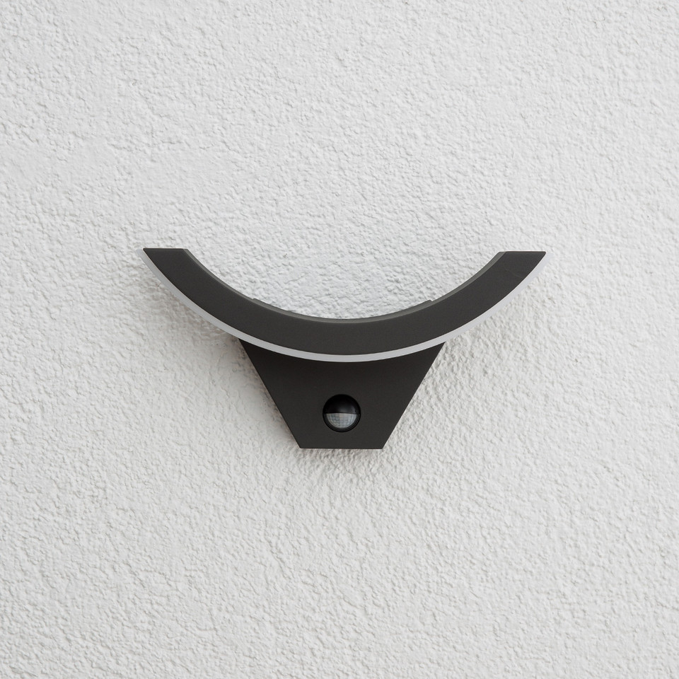 Lucande Half Utomhus Vägglampa w/Sensor, svart från Lucande