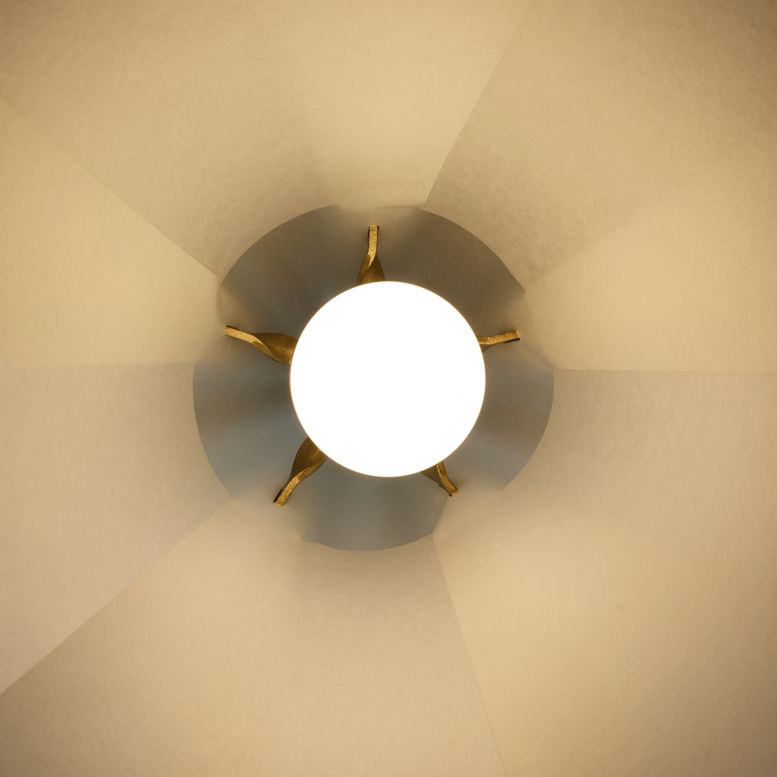 Suspension Sinuate, laiton/blanc, Ø 75 cm, E27, papier - Moebe Suspension Sinuate, laiton/blanc, Ø 75 cm, E27, papier - Moebe