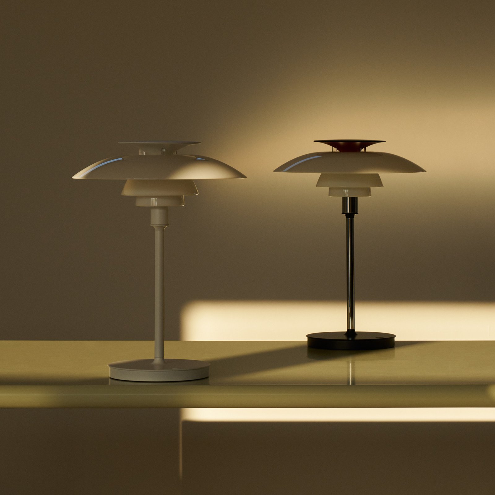 PH80 PORTABLE Akumulátorová stolní lampa, opálově bílá, IP44 - Louis Poulsen