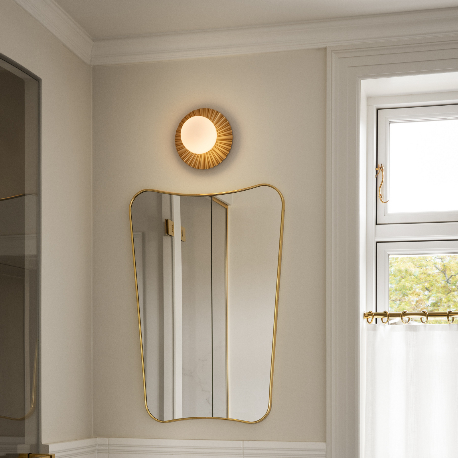 Liila Muuse loftlampe, guld/opal, Ø 20 cm, IP44 - Nuura Liila Muuse loftlampe, guld/opal, Ø 20 cm, IP44 - Nuura