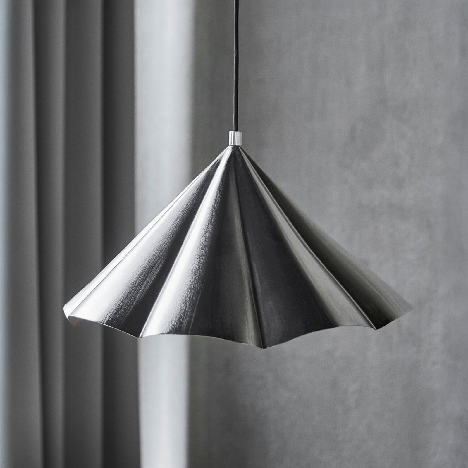 Żyrandol Flola, srebrny, Ø 50 cm, metalowy, z wtyczką – House Doctor Żyrandol Flola, srebrny, Ø 50 cm, metalowy, z wtyczką – House Doctor