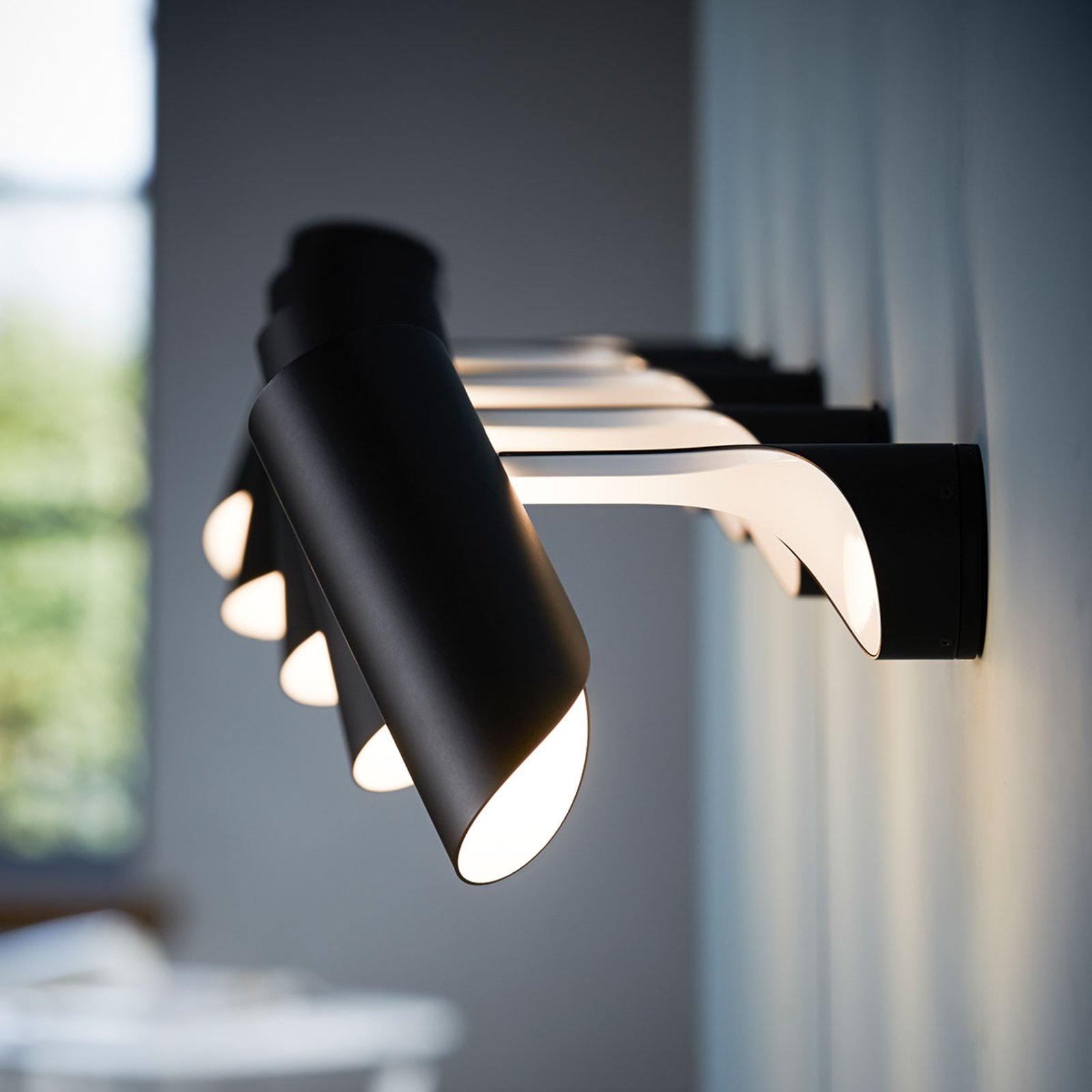 LE KLINT Mutatio - Designer-Wandlampe mit Stecker