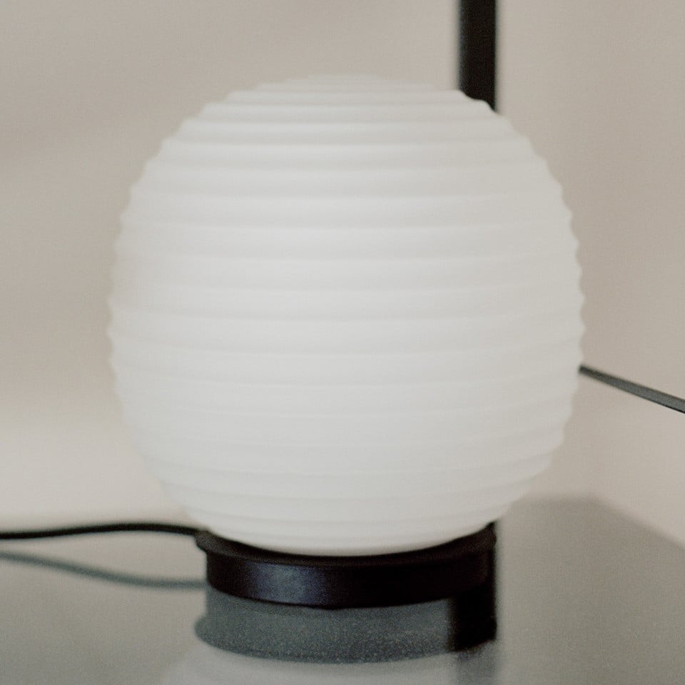 New Works Lantern Globe Bordslampa Small, vit från New Works