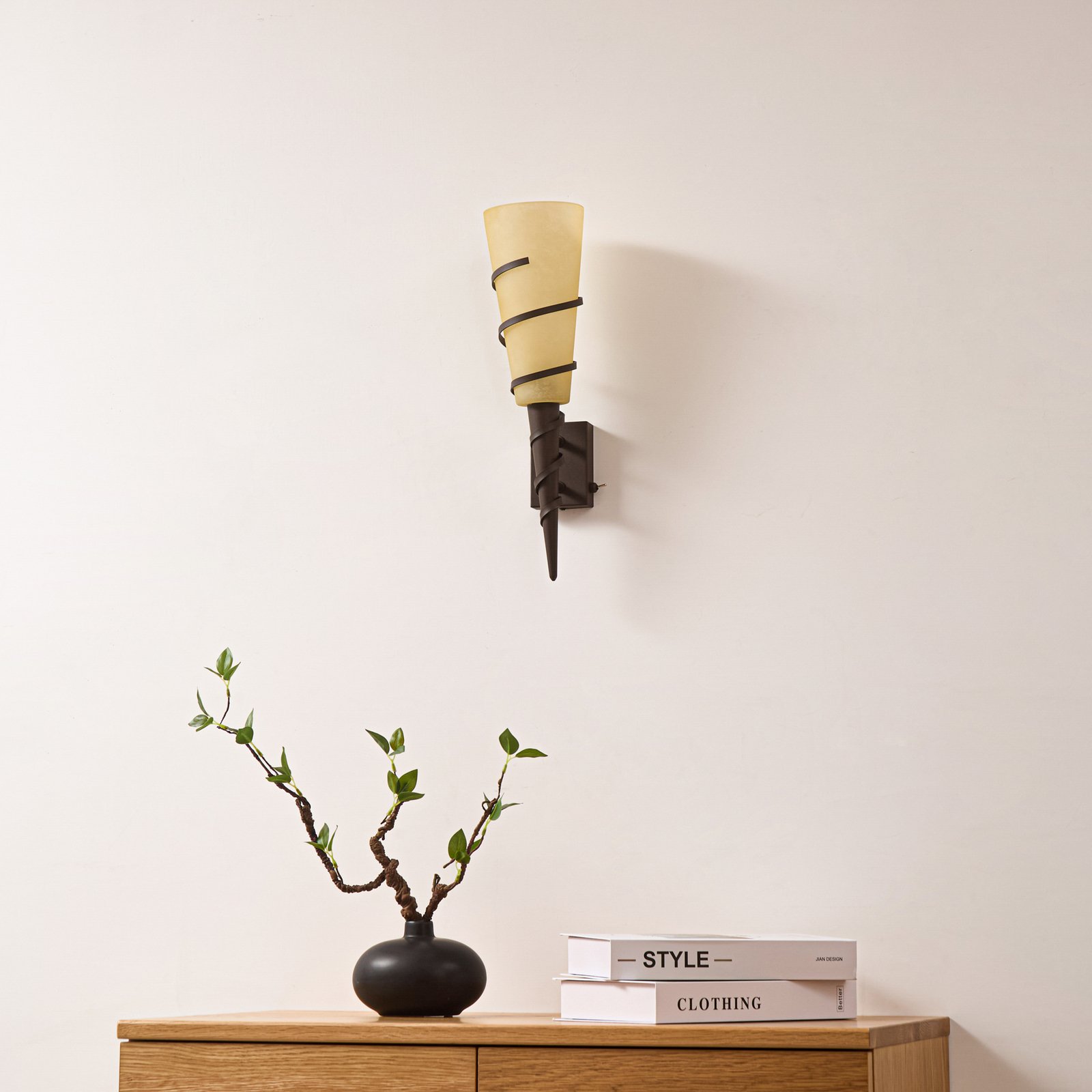 Lindby Applique Anouk, altezza 44 cm, vetro, metallo, torcia