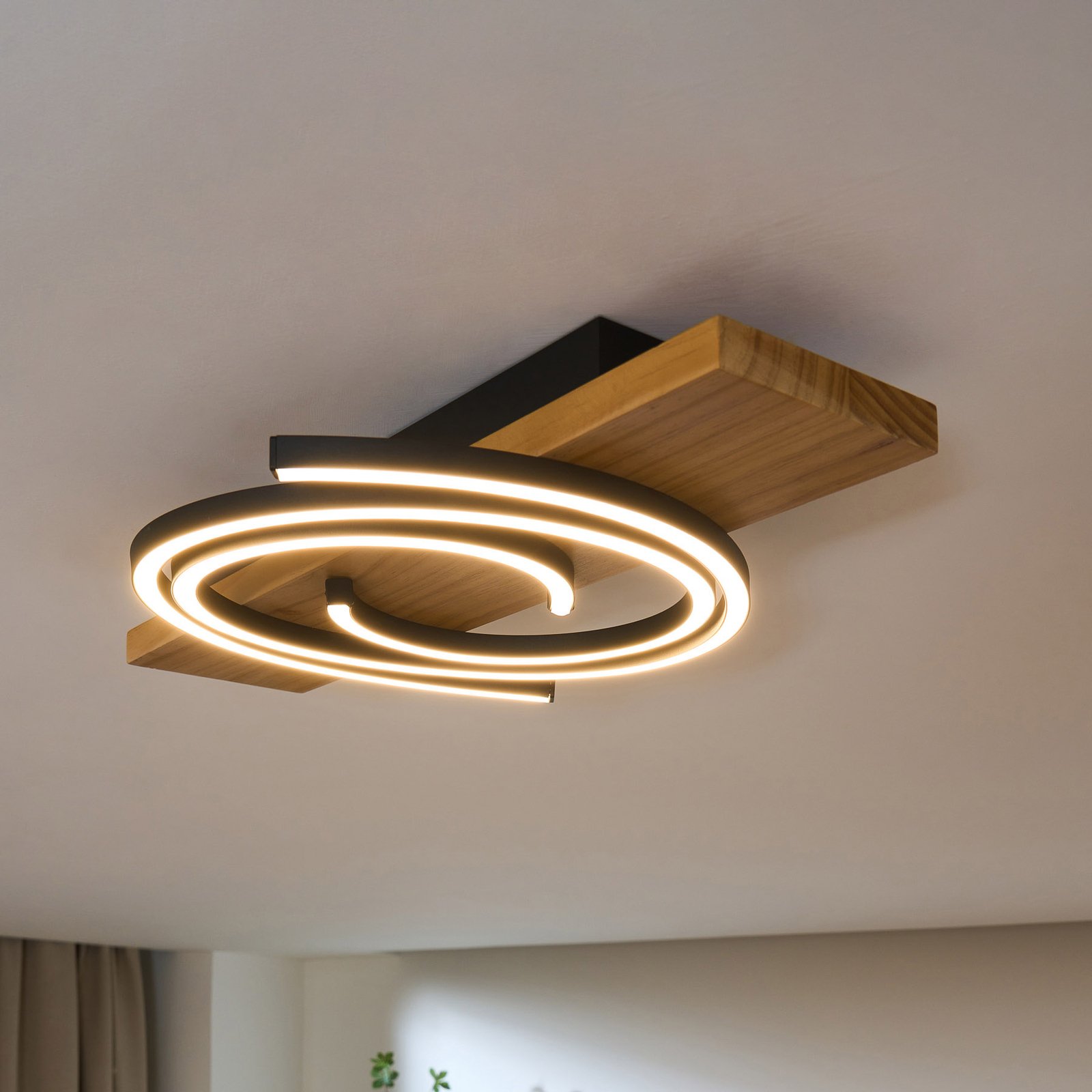 Lampa sufitowa LED Rifia, brązowa, długość 50 cm, drewno