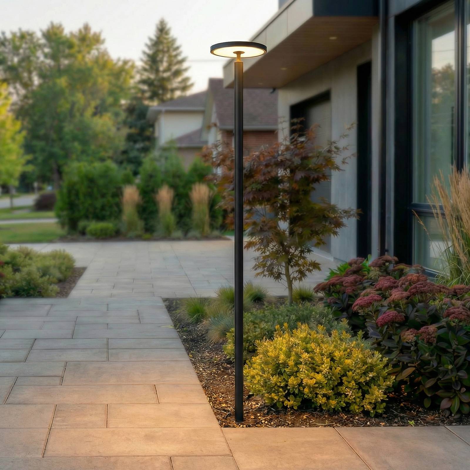 Lucande LED-Außenleuchte Akito, anthrazit, 220 cm, IP54