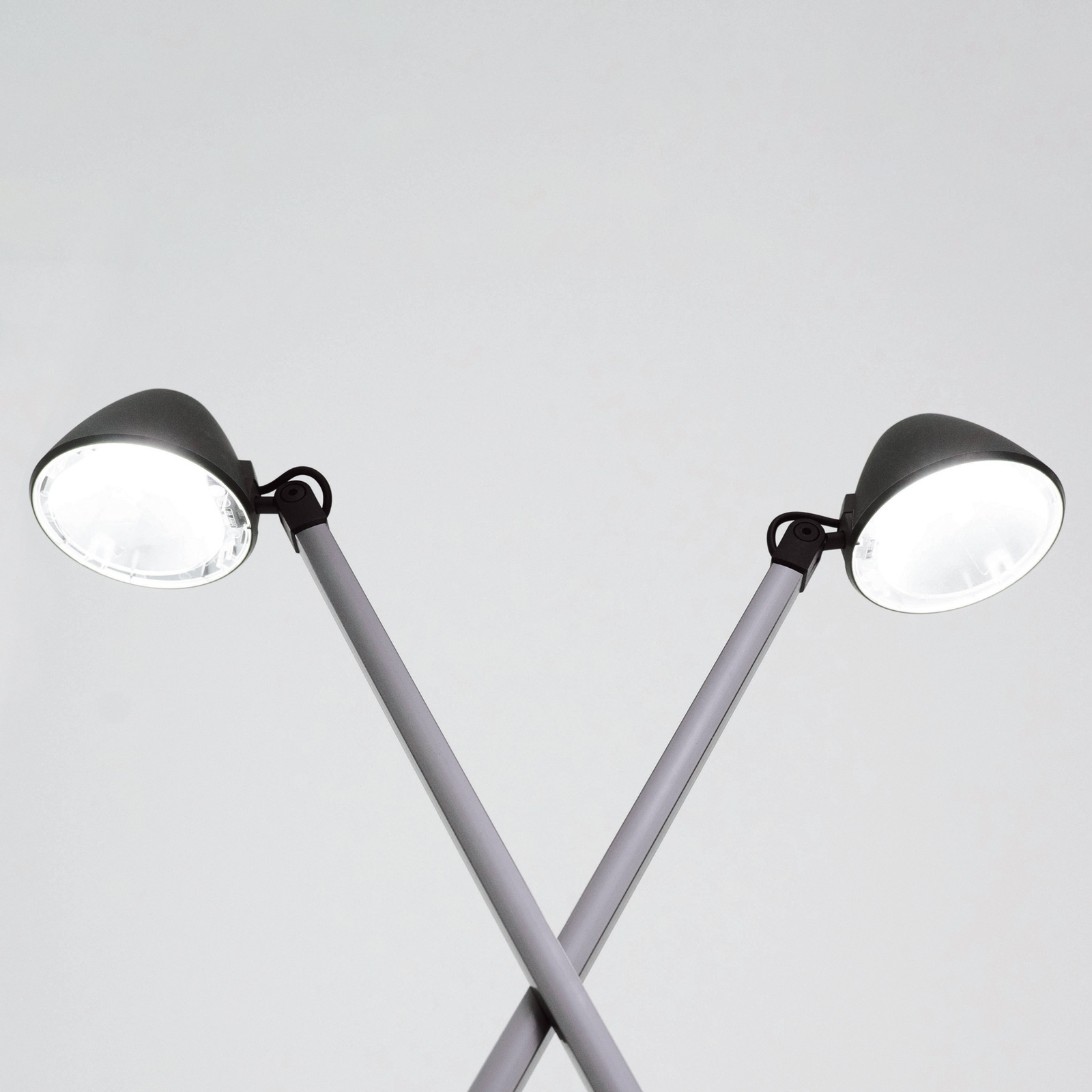 Lampada LED da tavolo Lucio USB, dimming, 3.000 K
