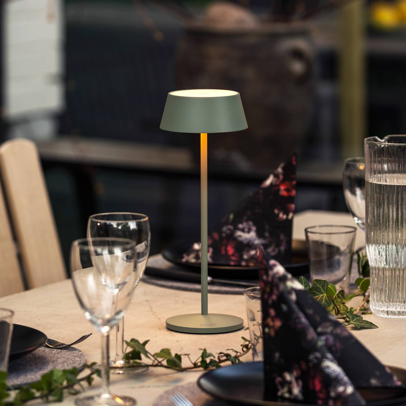 Konstsmide Lampe à poser LED rechargeable Menton, verte, hauteur 27 cm, IP54, USB