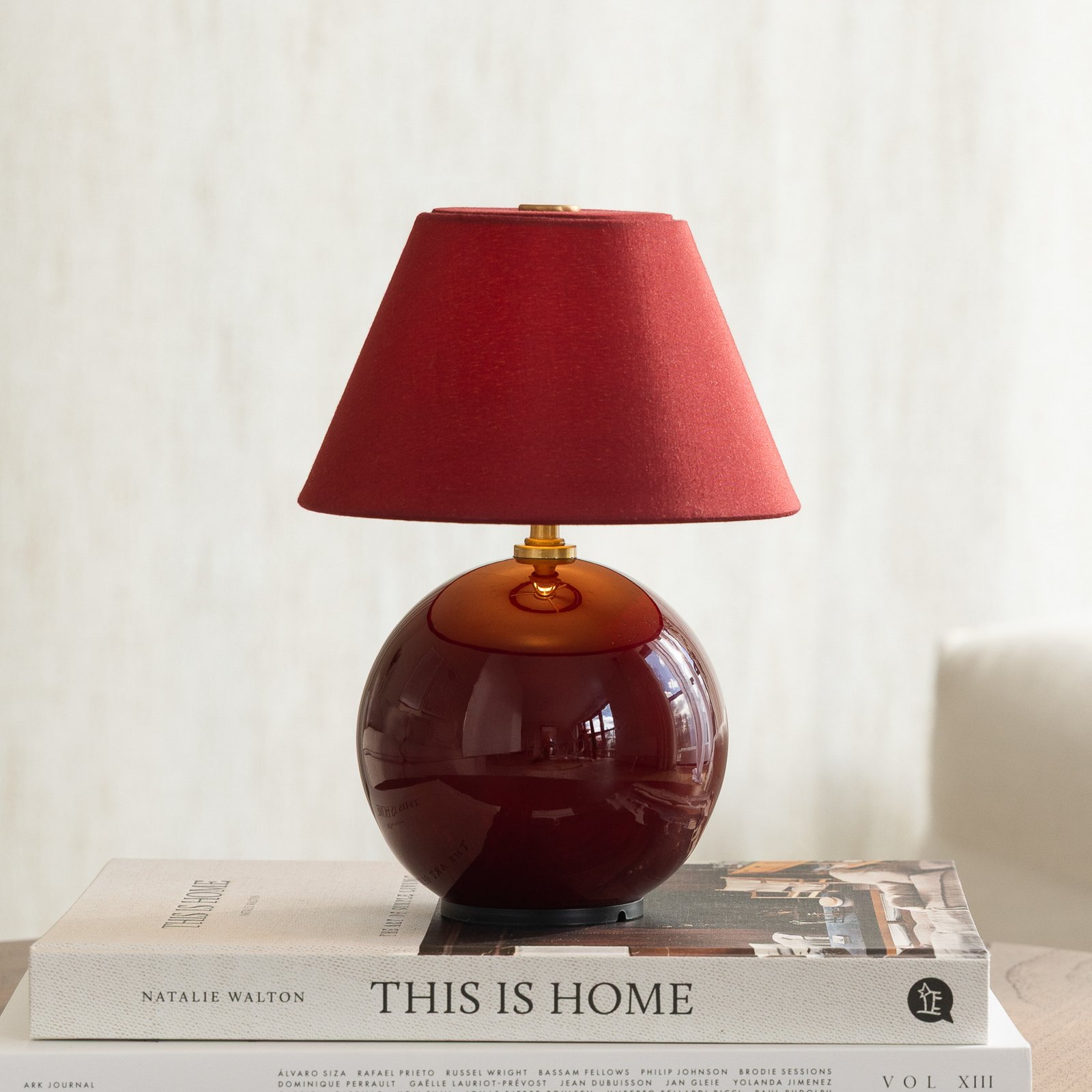 Globen Lighting Candeeiro de mesa LED recarregável Iris 16, vermelho, tecido Globen Lighting Candeeiro de mesa LED recarregável Iris 16, vermelho, tecido