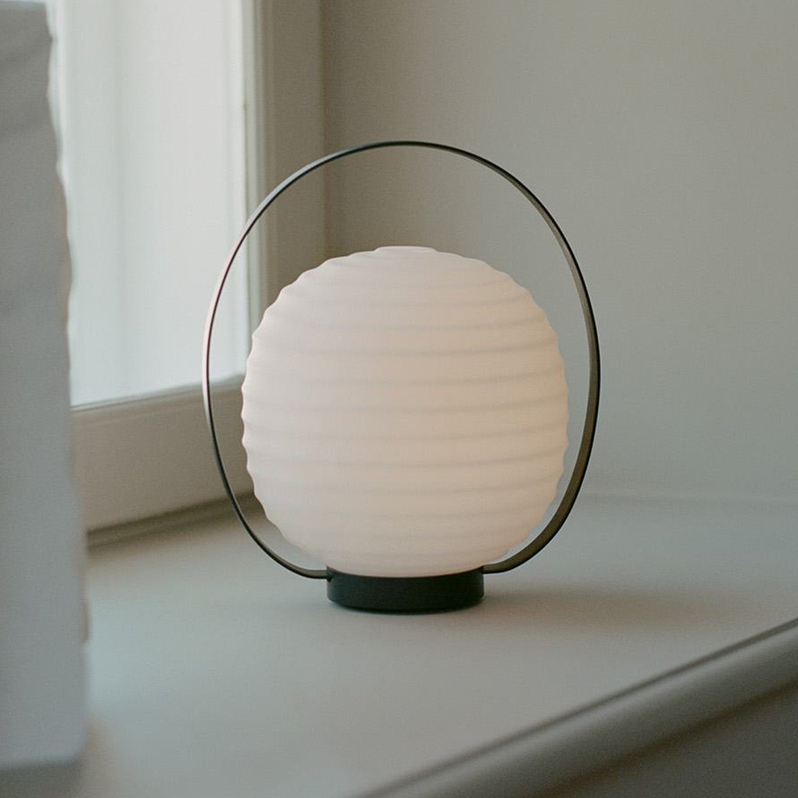 Lantern Portable Tafellamp Zwart/Opaal Wit - New Works