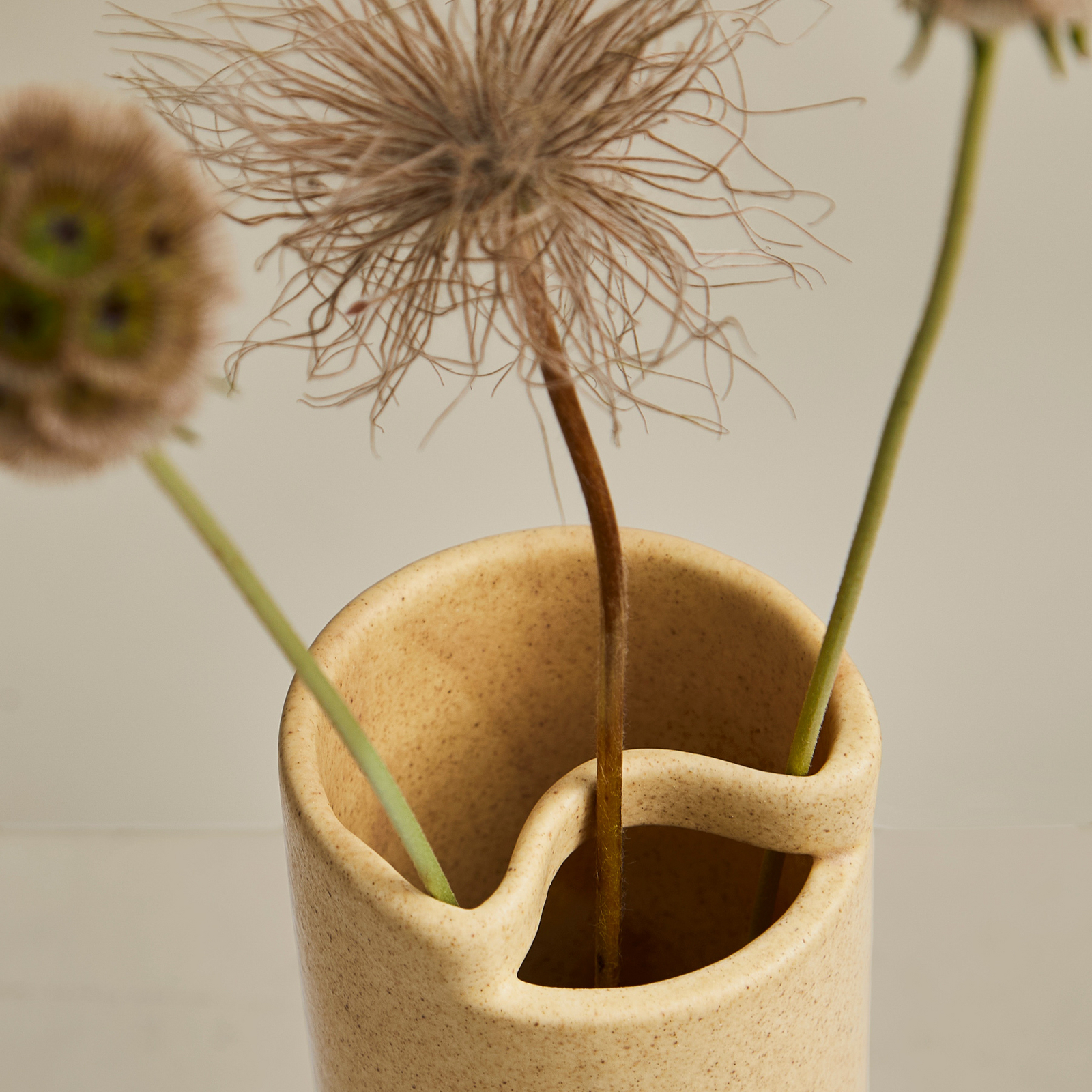 Flowr-vase, sandbeige matt, keramikk, høyde 26 cm – Woud Flowr-vase, sandbeige matt, keramikk, høyde 26 cm – Woud