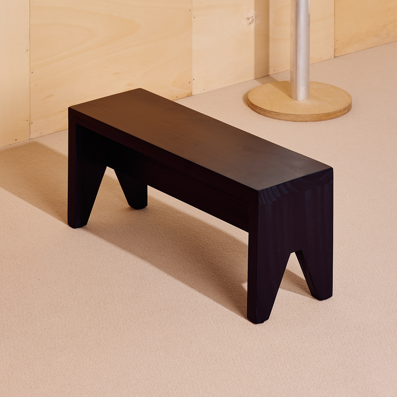 Manolito stolička, čierne borovicové drevo, 60 x 20 x 25 cm - HAY