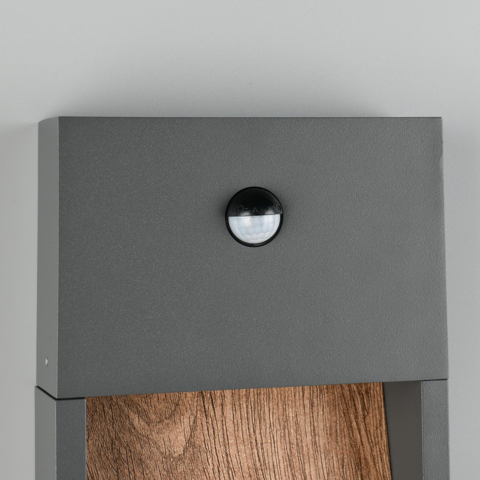 LED sensora āra sienas lampa SALMON, koka izskats, augstums 33 cm IP44 LED sensora āra sienas lampa SALMON, koka izskats, augstums 33 cm IP44