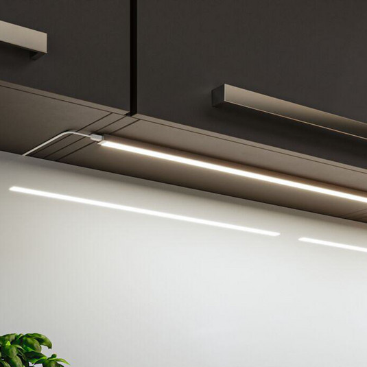 Arcchio Ovano LED benkbelysning 62cm svart aluminium 1350 lumen 3000K 2 stikkontakter kjøkken underskap