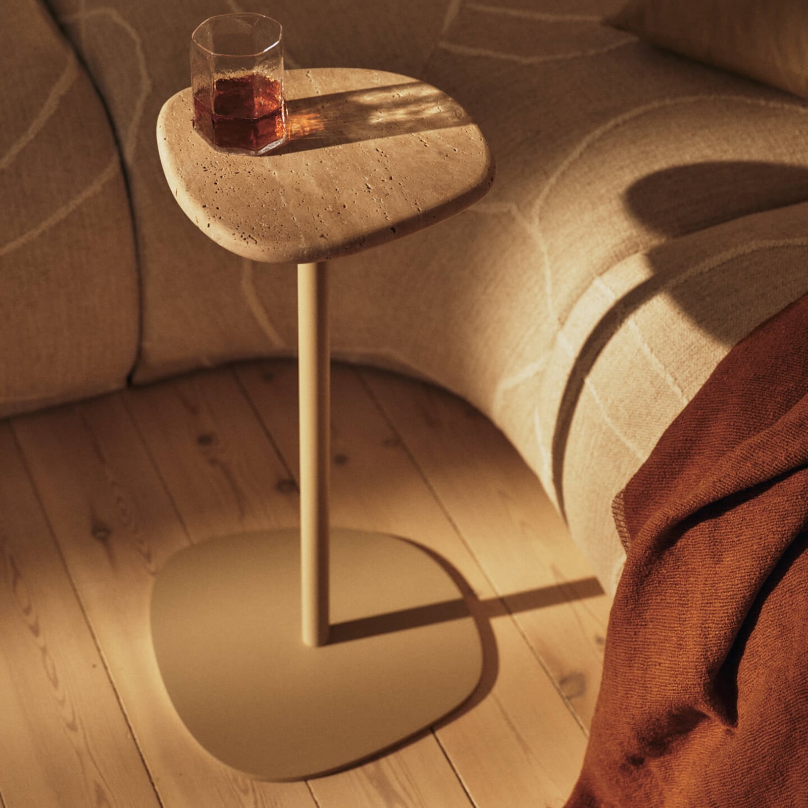 PLYO Odkládací stolek kašmír mramor/kov 56 cm - ferm LIVING