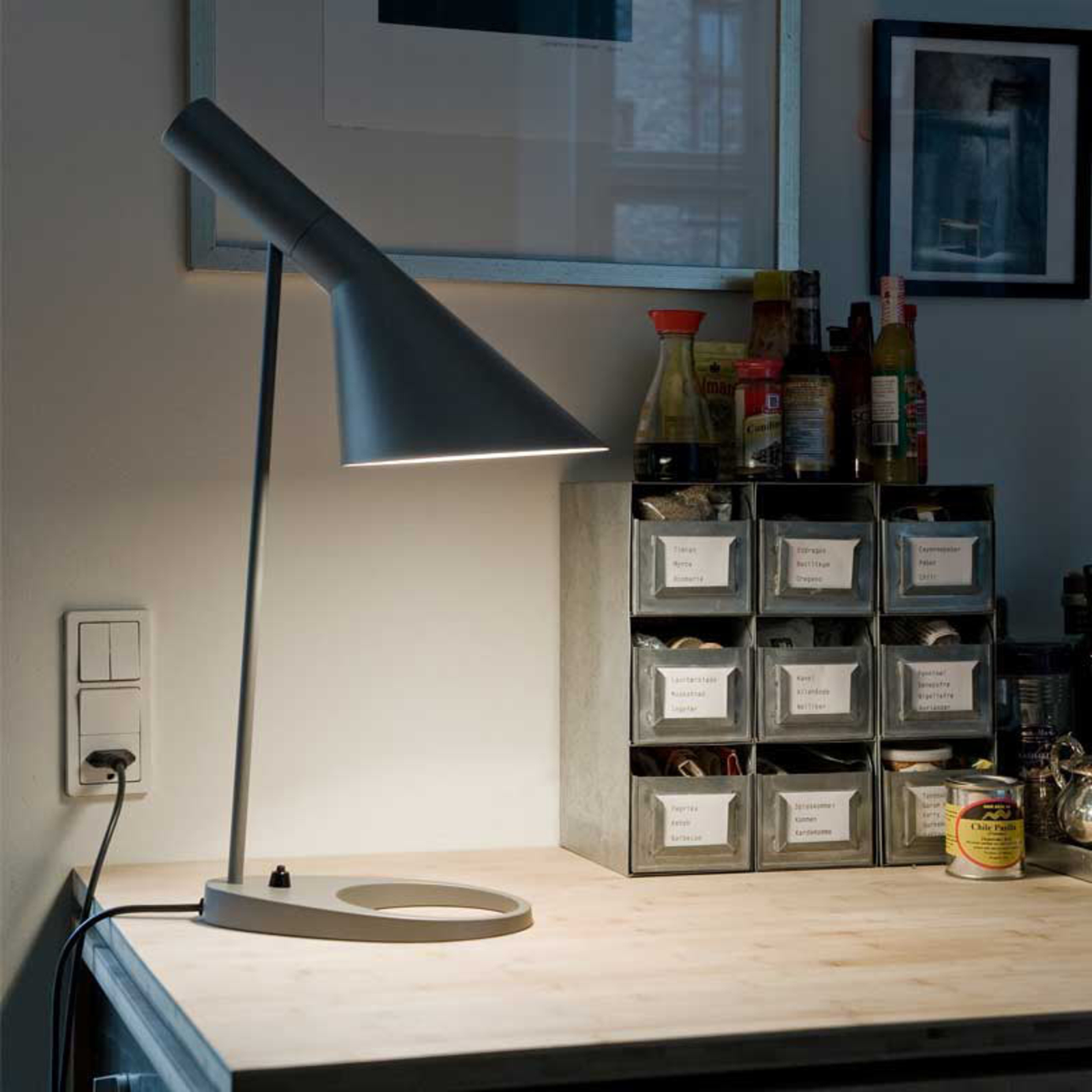 Louis Poulsen AJ - designer-bordlampe, mørkegrå