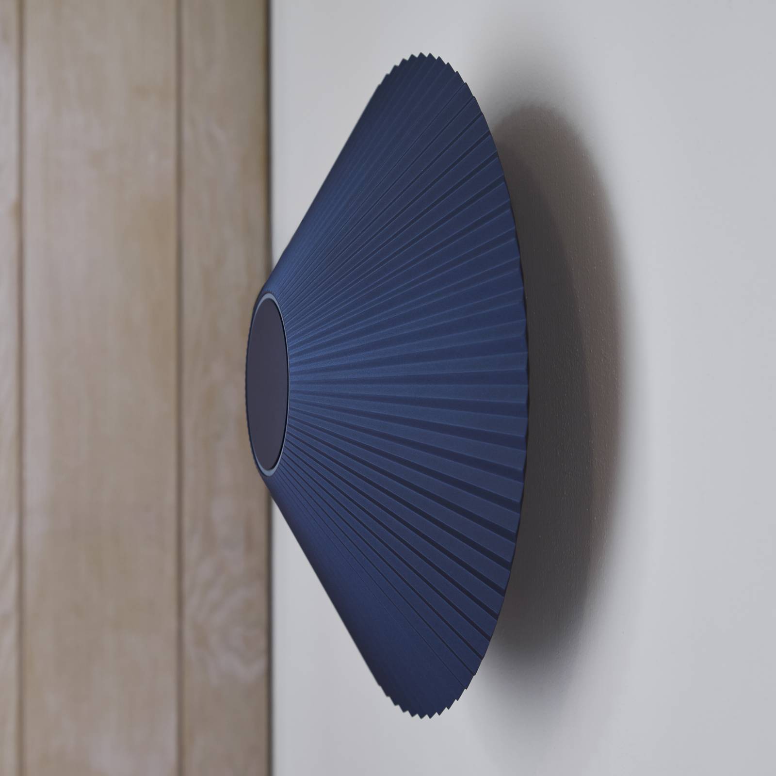 Kinkiet LED LOOM DESIGN „Ballerina”, ciemnoniebieski, Ø 35 cm