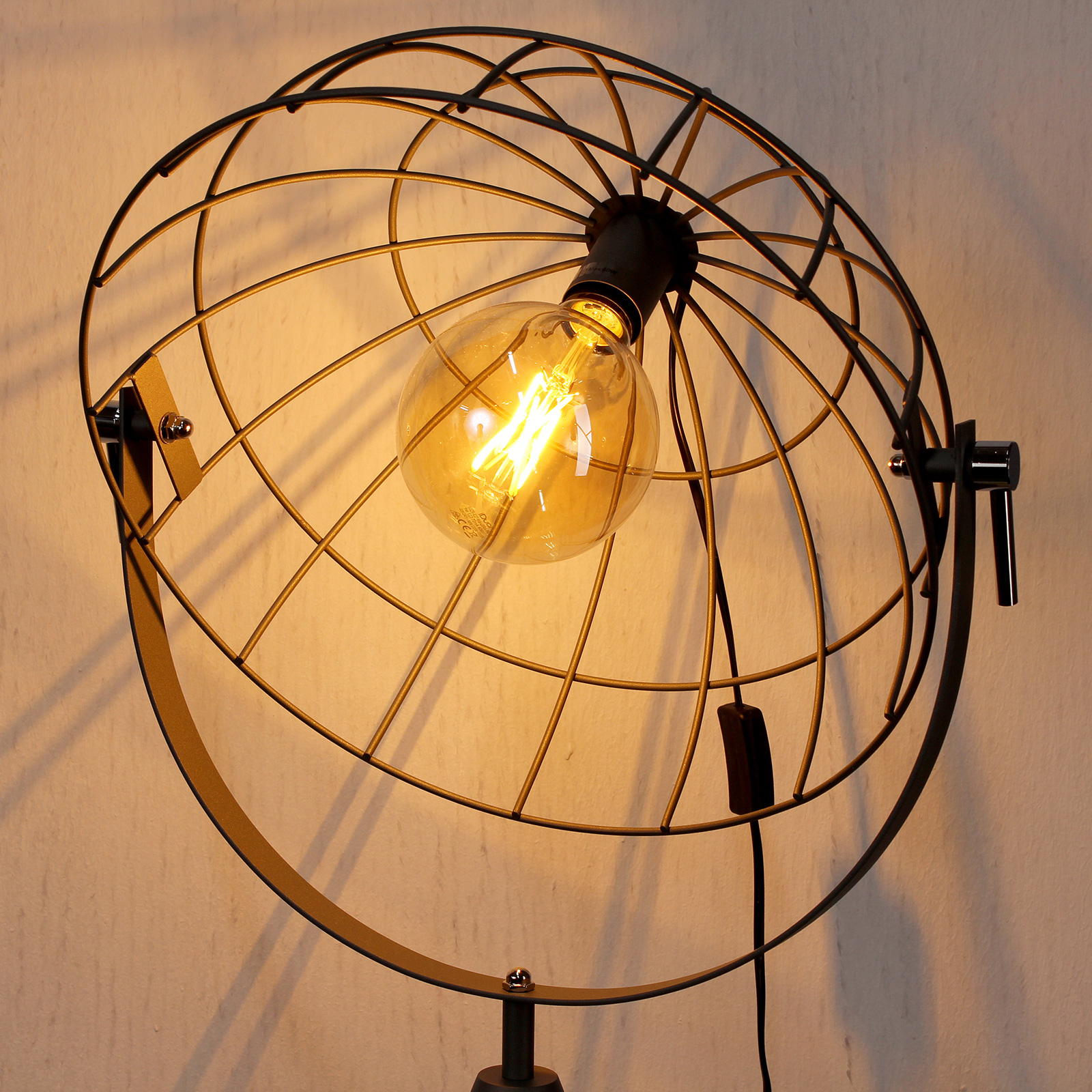 Stojaca lampa Grid s tienidlom v tvare košíka