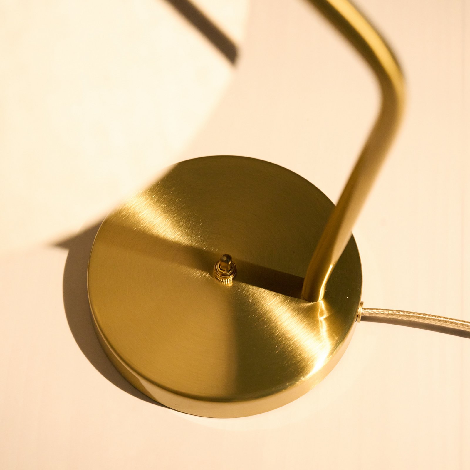 Gräshoppa bordlampe grå metal/tekstil E14 - GUBI