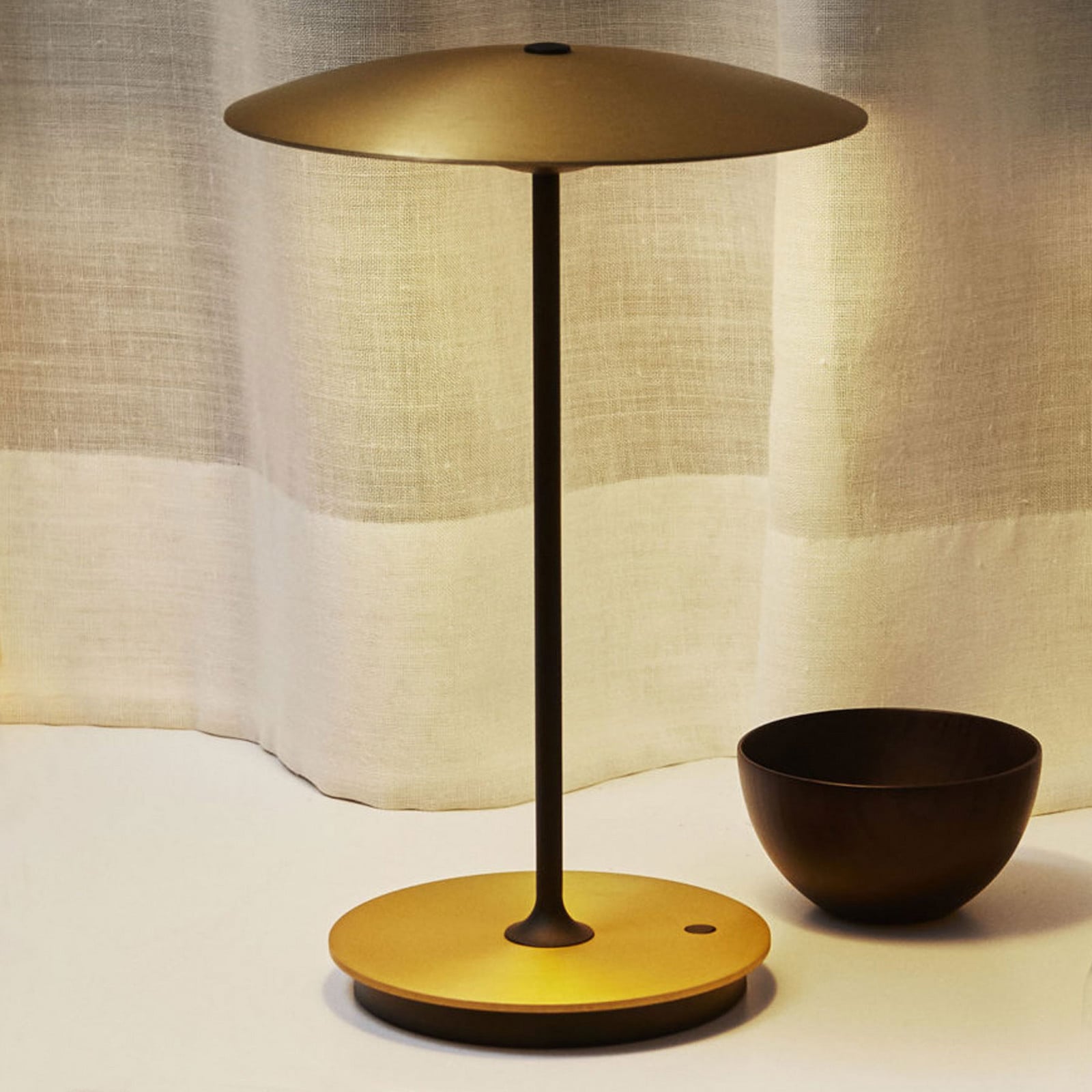 Ginger LED-Akkutischlampe Alu, messing/weiß MARSET - Wohnzimmer - Design - Metall - Mit Schirm