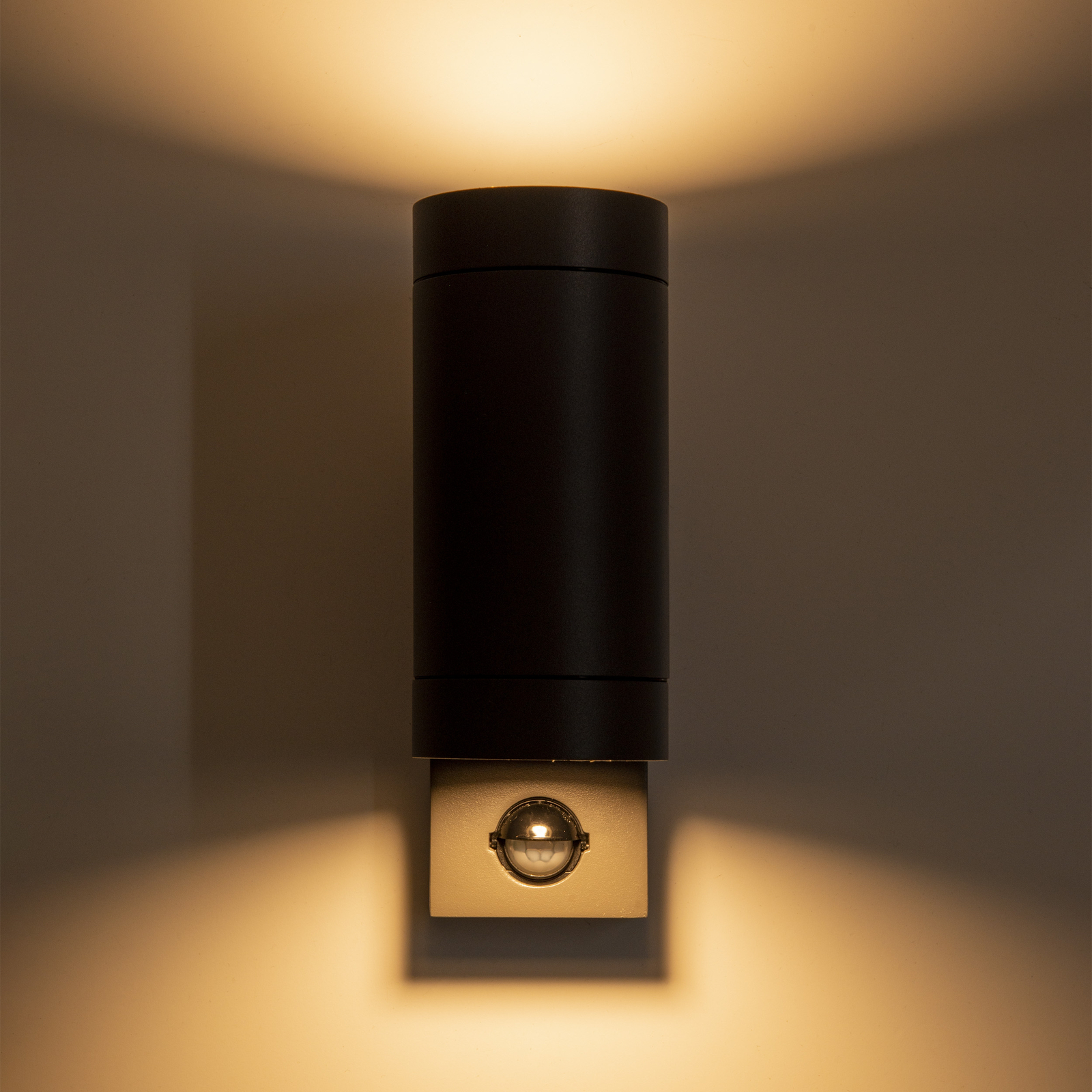 "Rombe" lauko sieninis šviestuvas su jutikliu, dvi lemputės