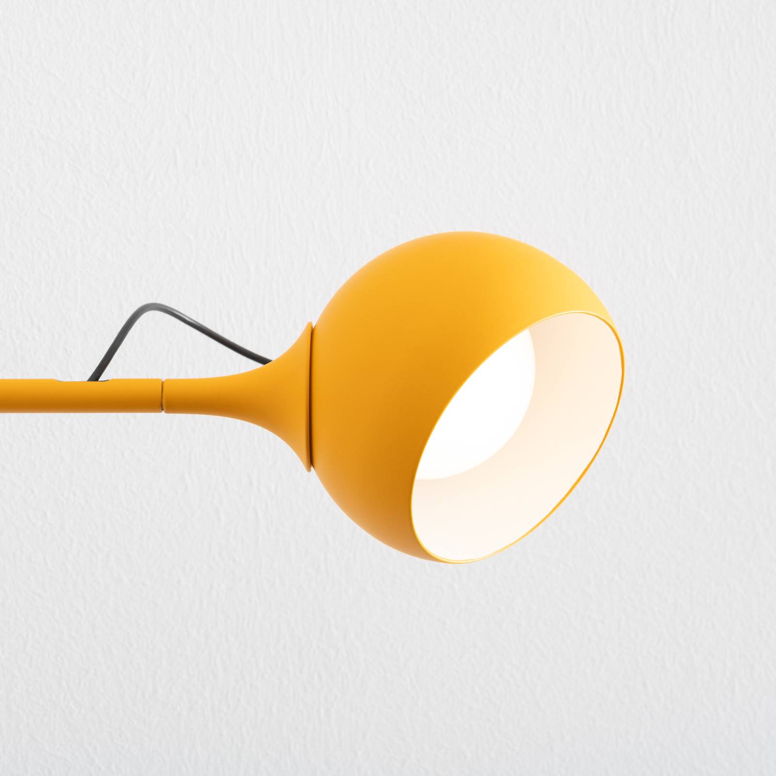 Artemide Ixa LED-Wandleuchte, Arm fix, gelb günstig online kaufen