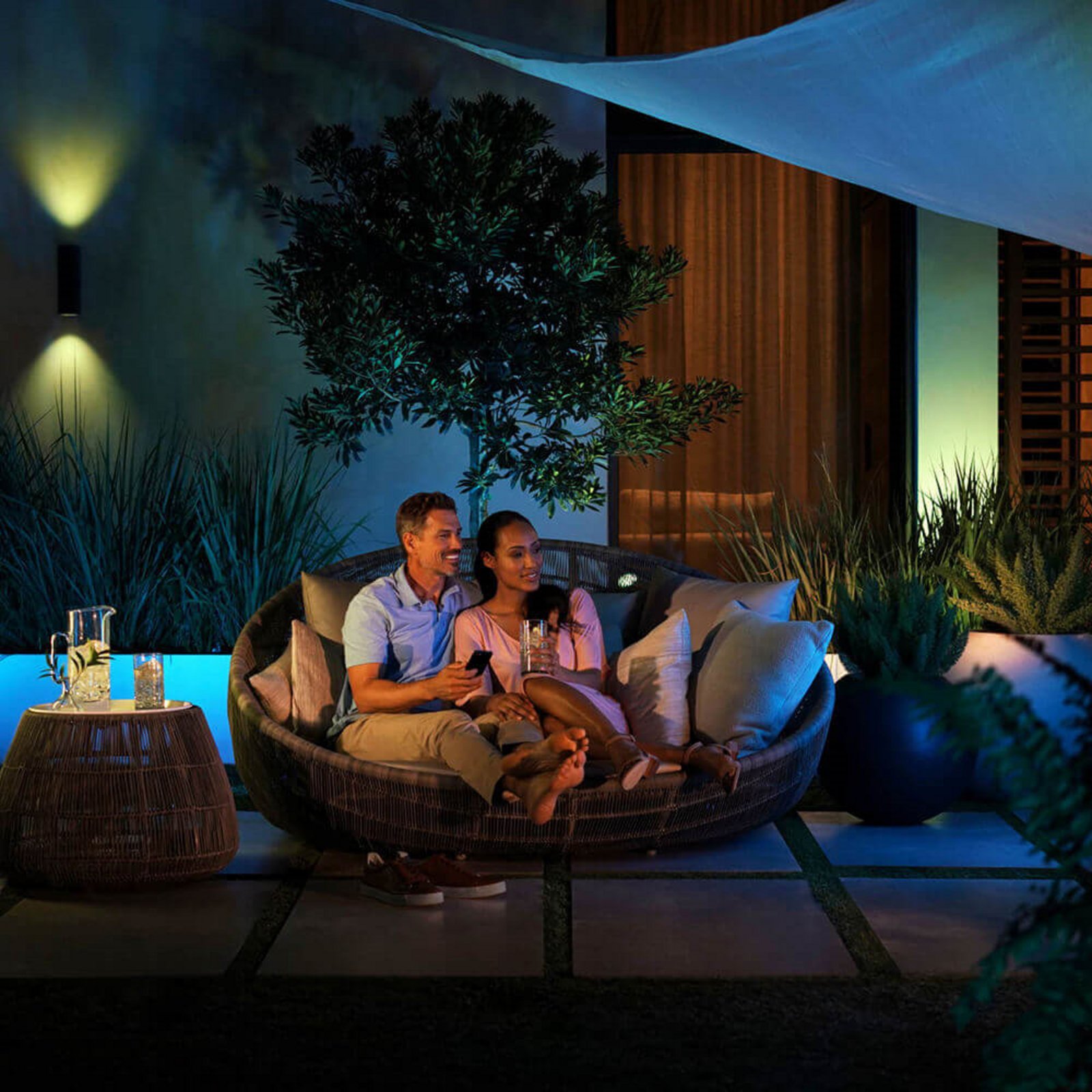 Appear Outdoor Wall Lamp White/Color Amb. - Philips Hue