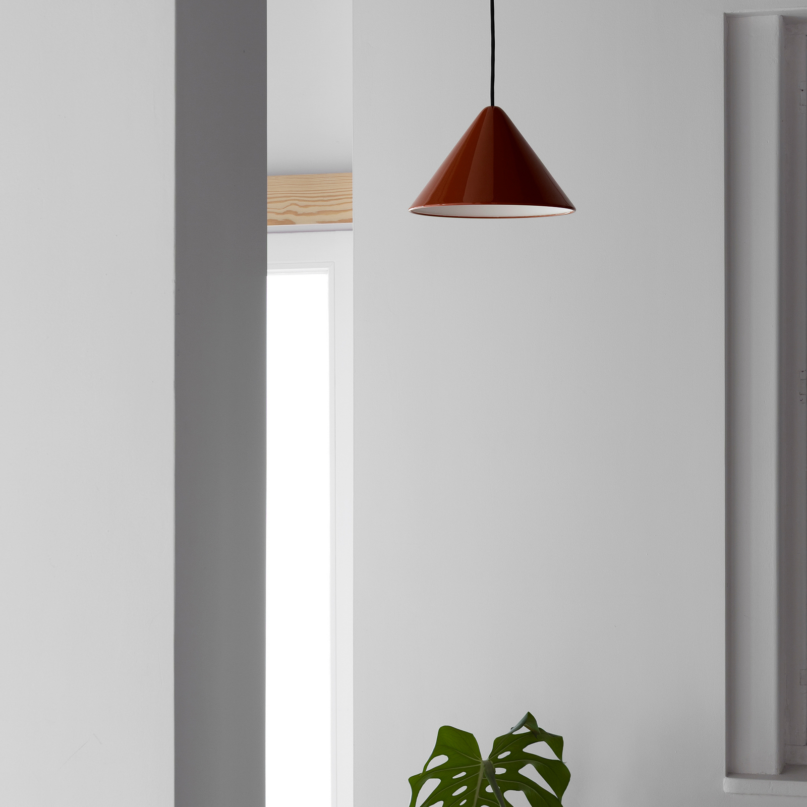 Závěsné světlo Compass, červené, Ø 26 cm, GX53 – HAY