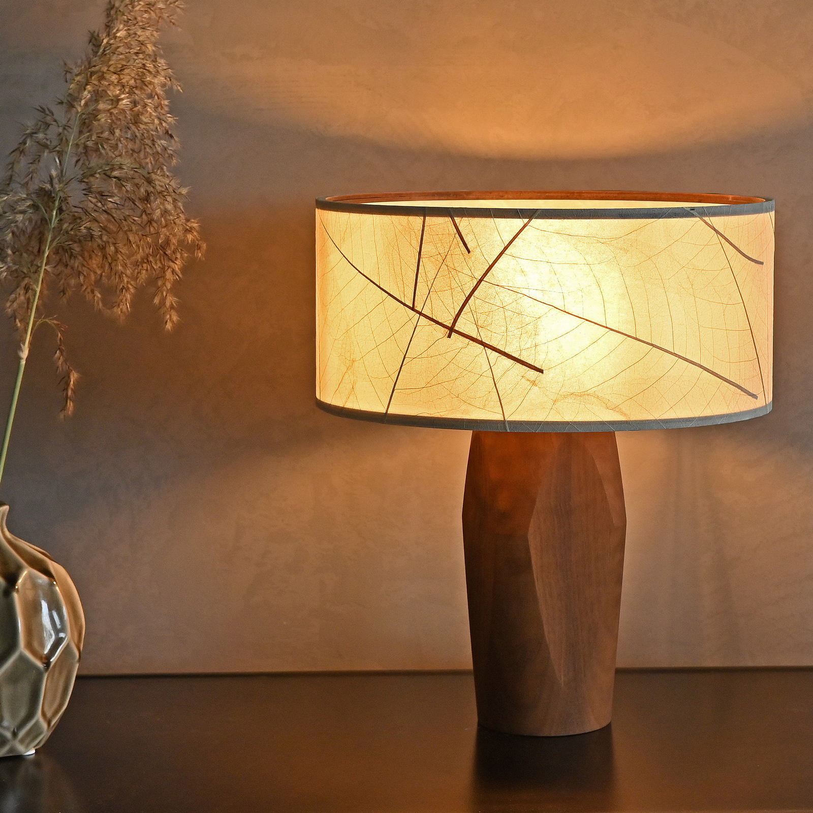 LeuchtNatur Pura LED table lamp, walnut/leaves