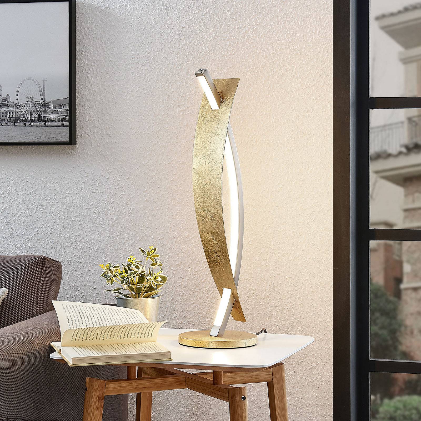 Lucande LED stolní lampa Marija, elegantní zlatý vzhled