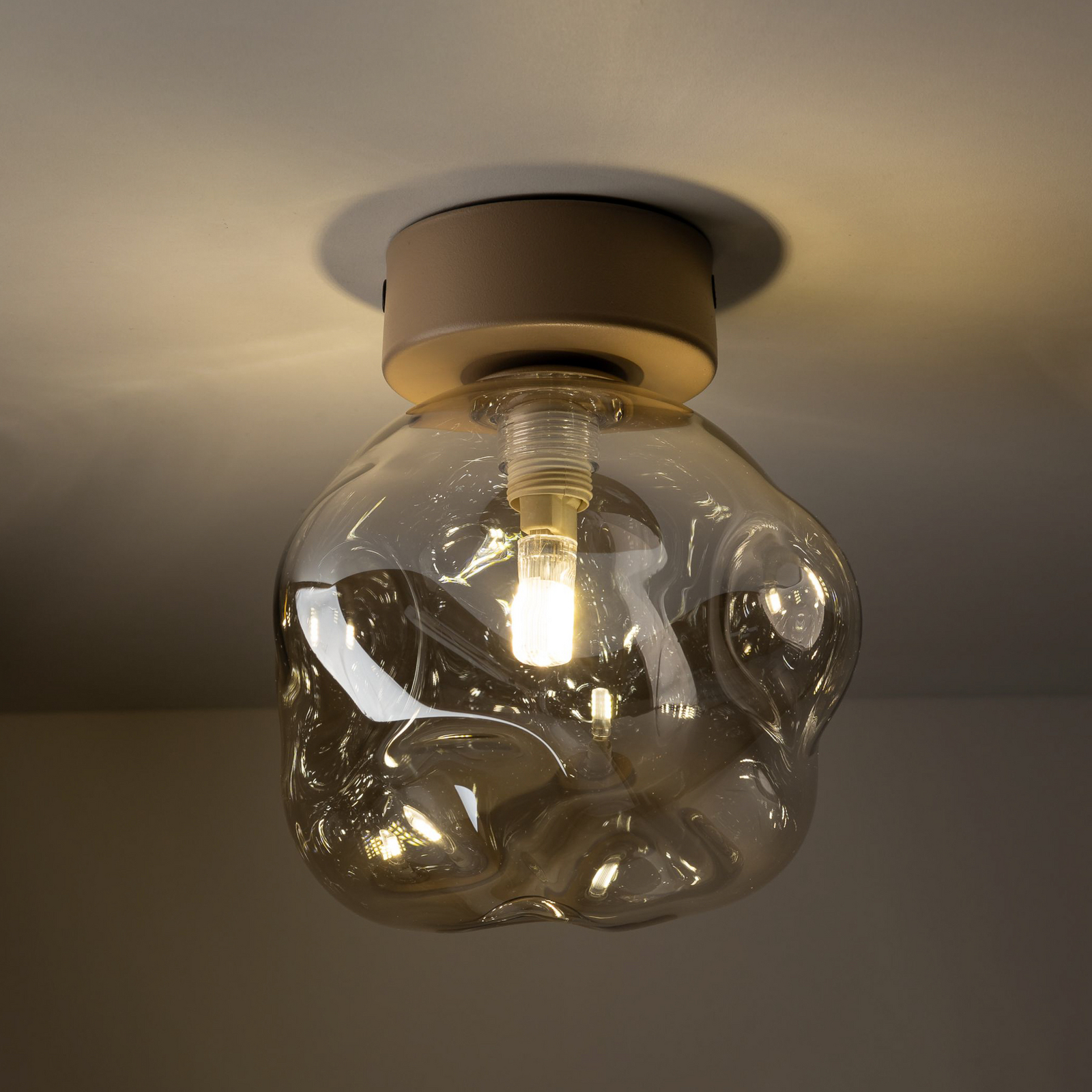 Taklampa Lava, sand/konjak, glas, Ø 15 cm, G9