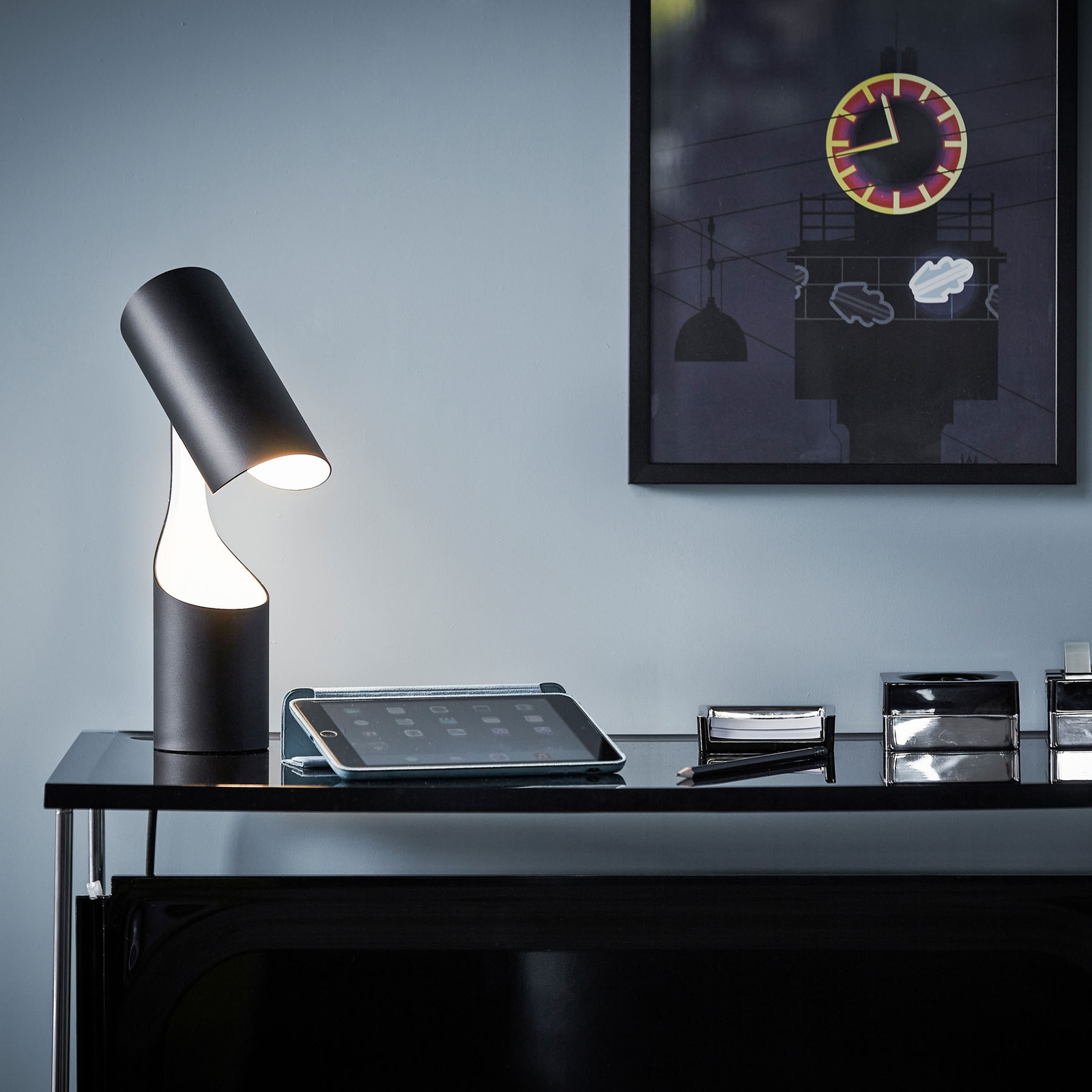 LE KLINT Mutatio galda lampa, E14, melnā/baltā krāsā