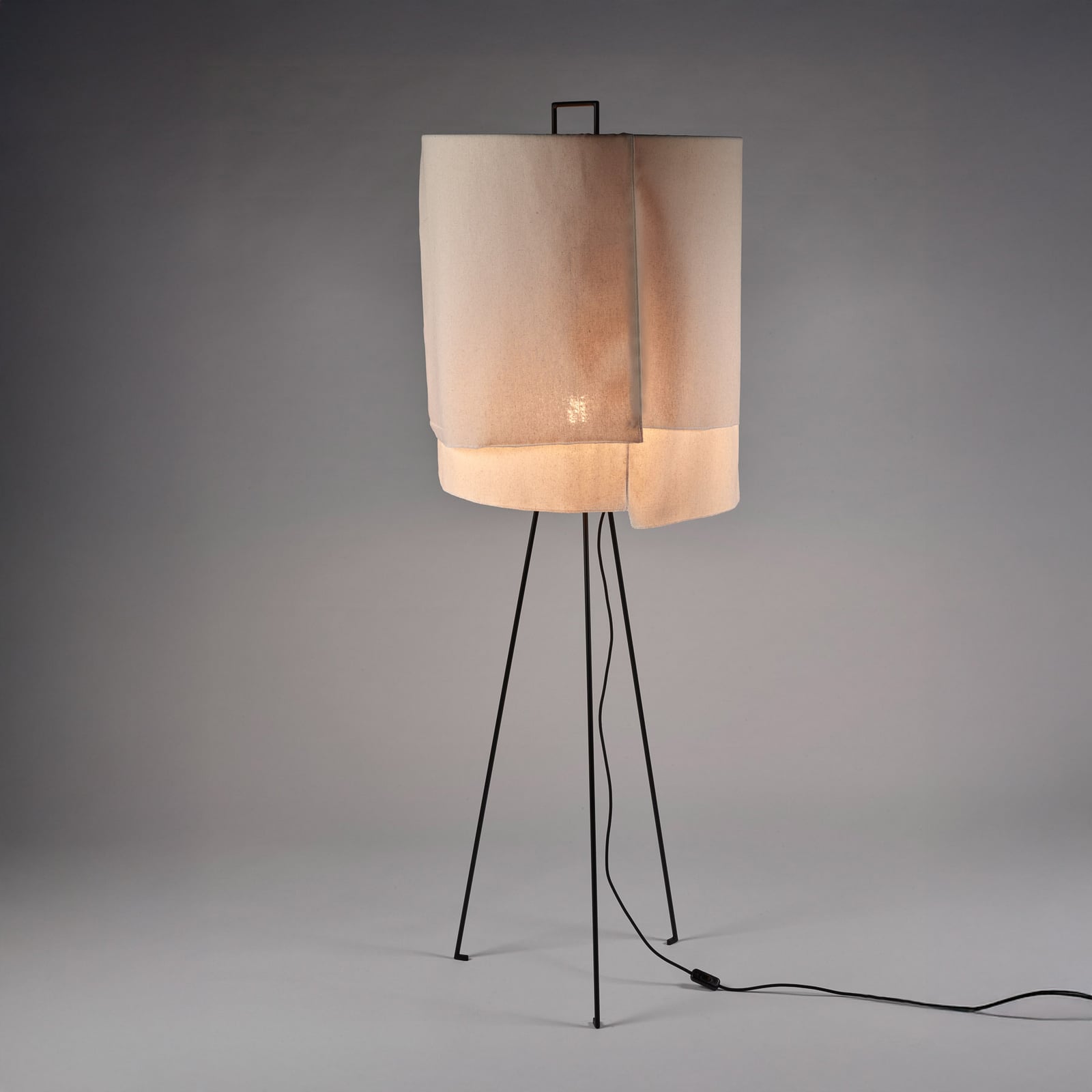 L BLACK BEIGE NOMAD gulvlampe, tekstil, beige, højde 173,5 cm, E27 – Serax
