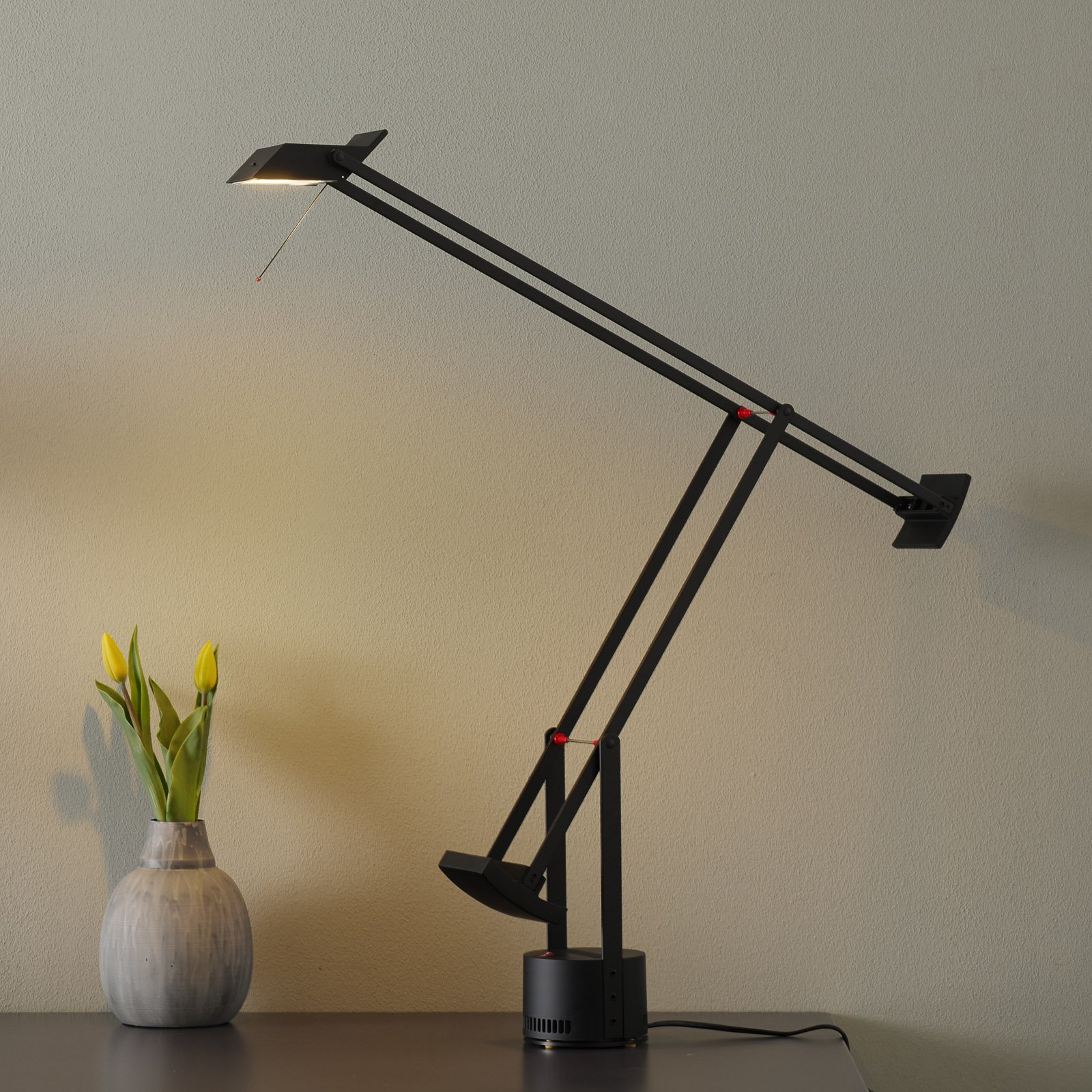 Artemide Tizio LED stolna svjetiljka 3.000 K, crna