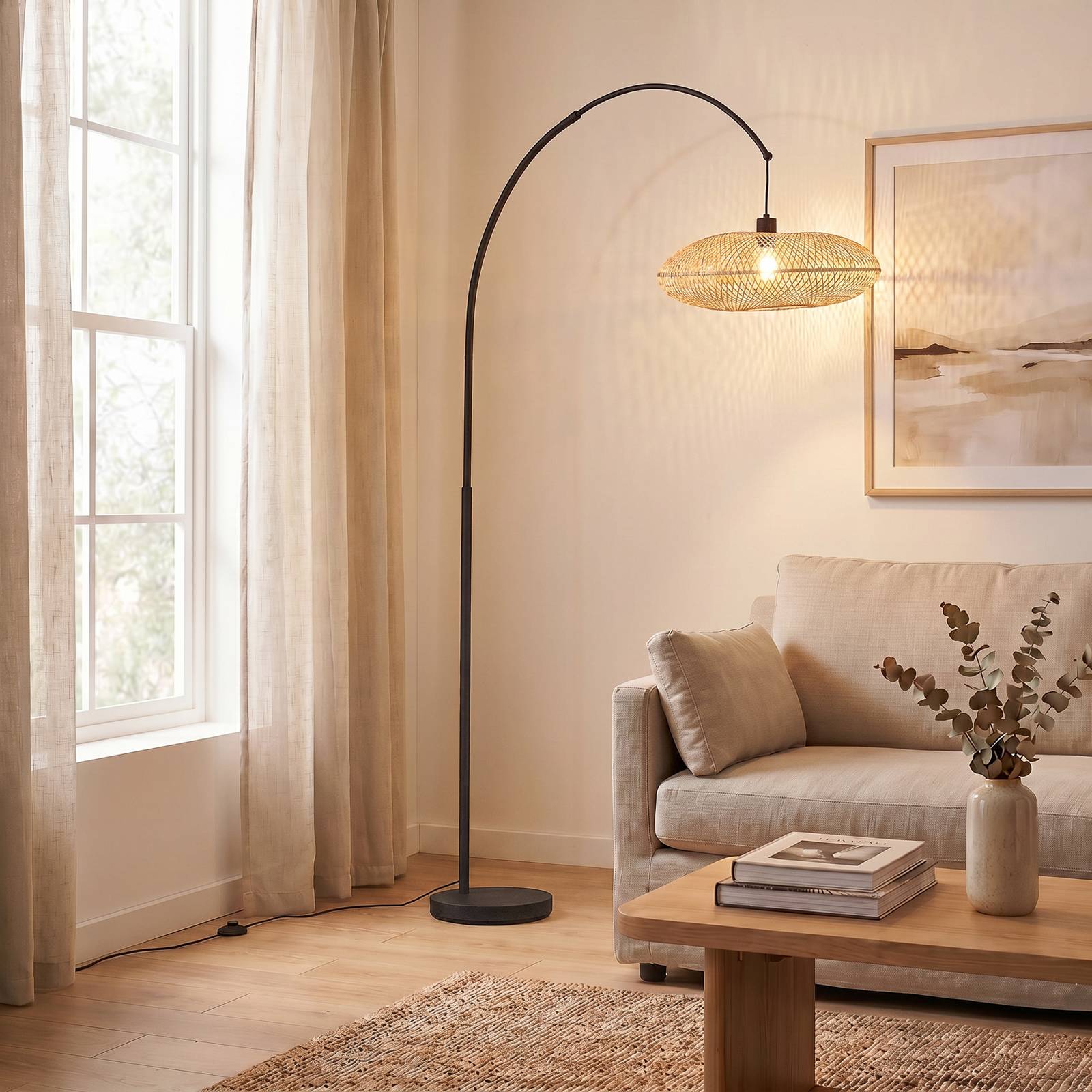 Lampa łukowa Lindby Solvian, czarna/naturalna, bambus, metal