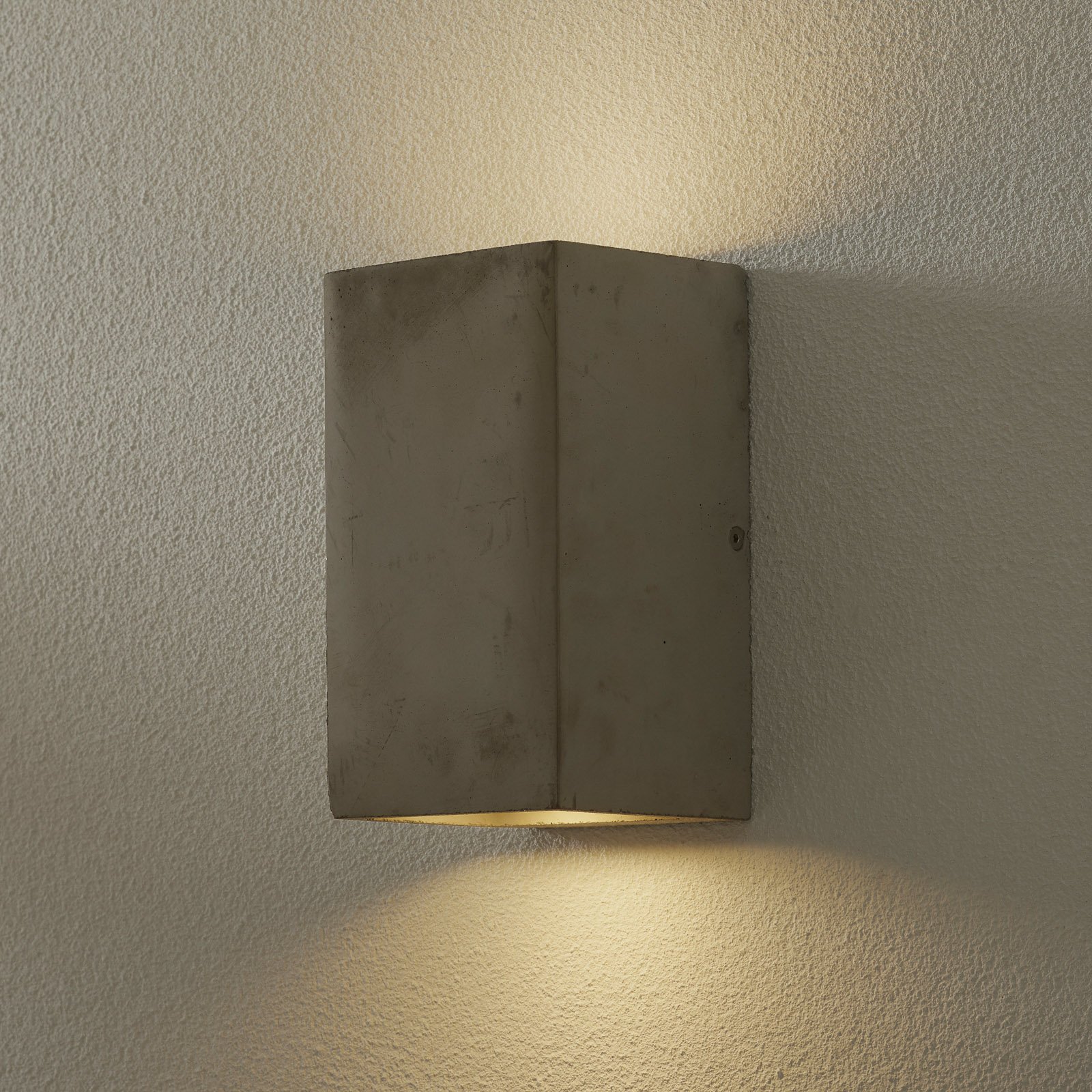 Nástenné svietidlo Kool z cementu, výška 19 cm