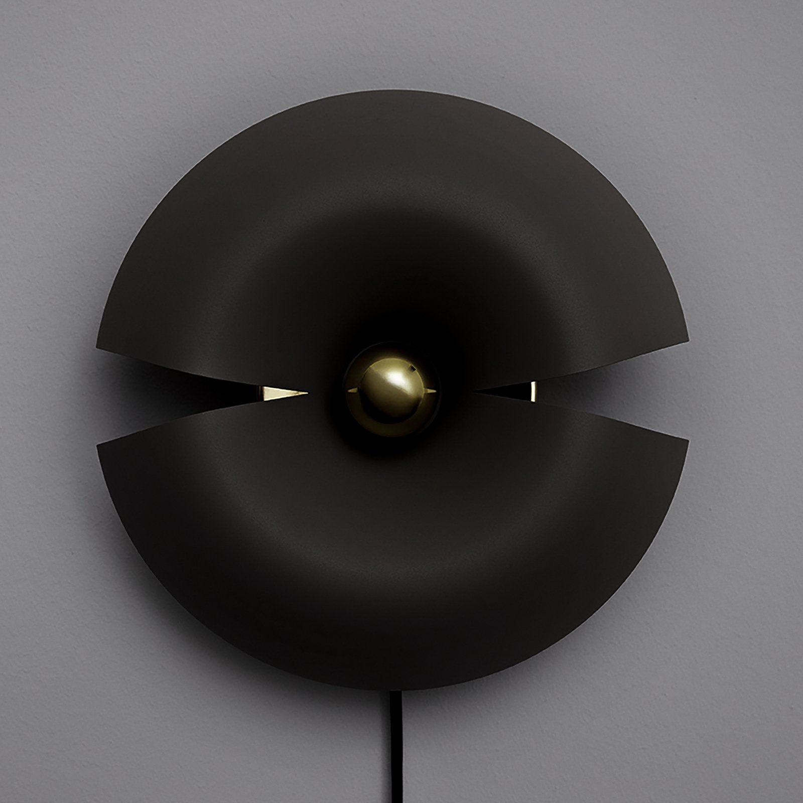 Wandlamp AYTM Cycnus, zwart, Ø 30 cm, stekker, aluminium, E27