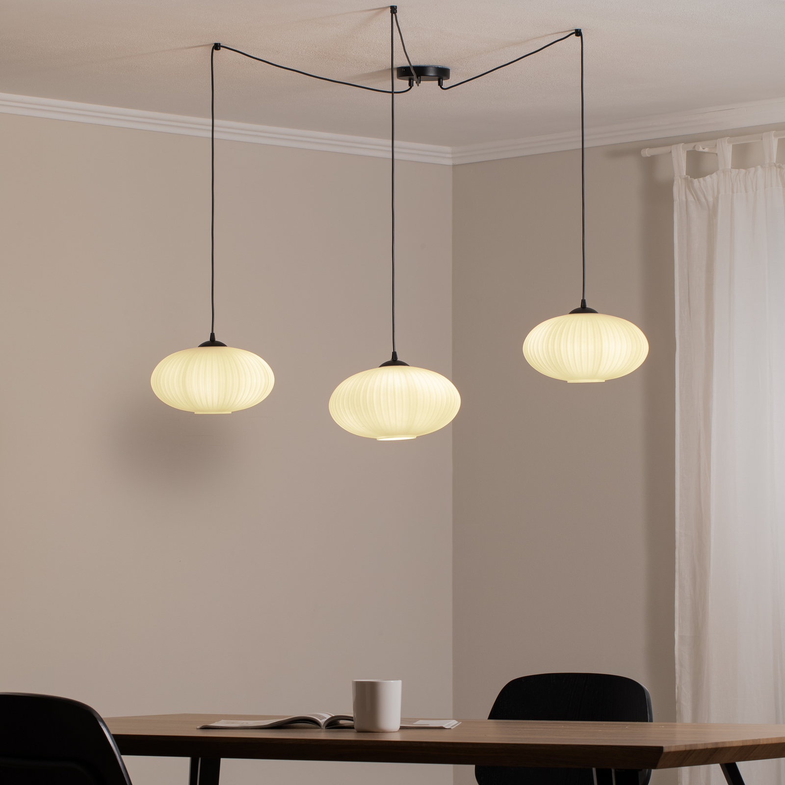 Hængelampe Origo, opal/sort, decentral, glas, 3 lyskilder.