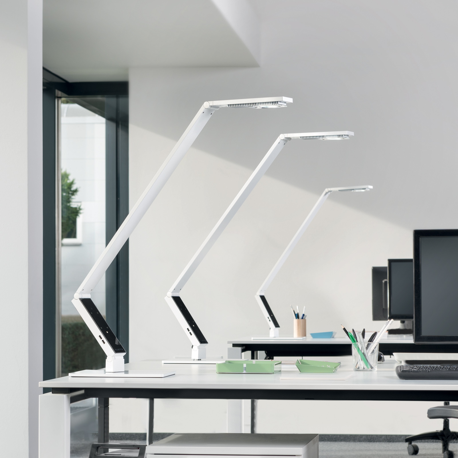 Luctra TableProLineaire LED tafellamp met voet